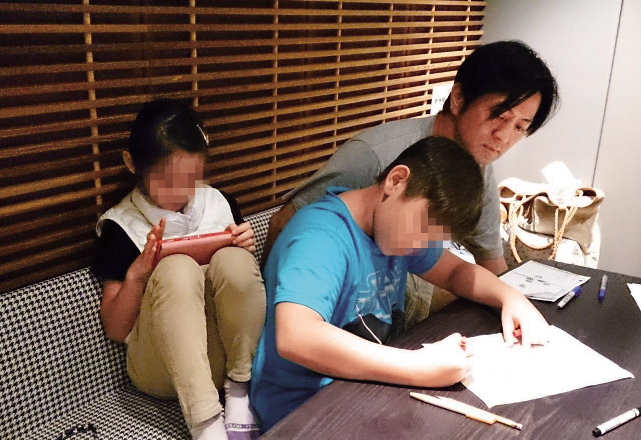 張洪量在妻子Kate離世後，獨自照顧1子1女。（高雄長庚提供）