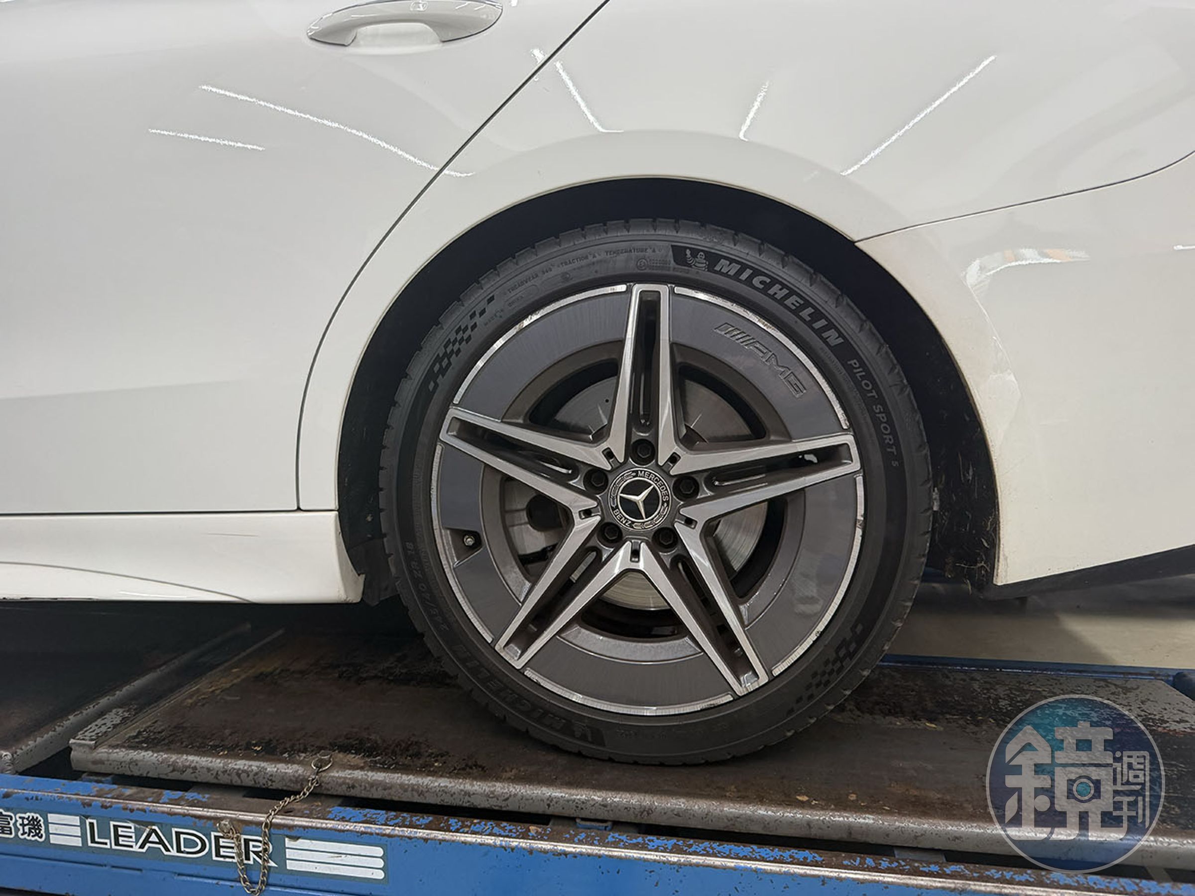 相較於原本使用的MICHELIN PS5輪胎,RE005在里程兩千公里的體驗表現不相上下,但售價相對較低。