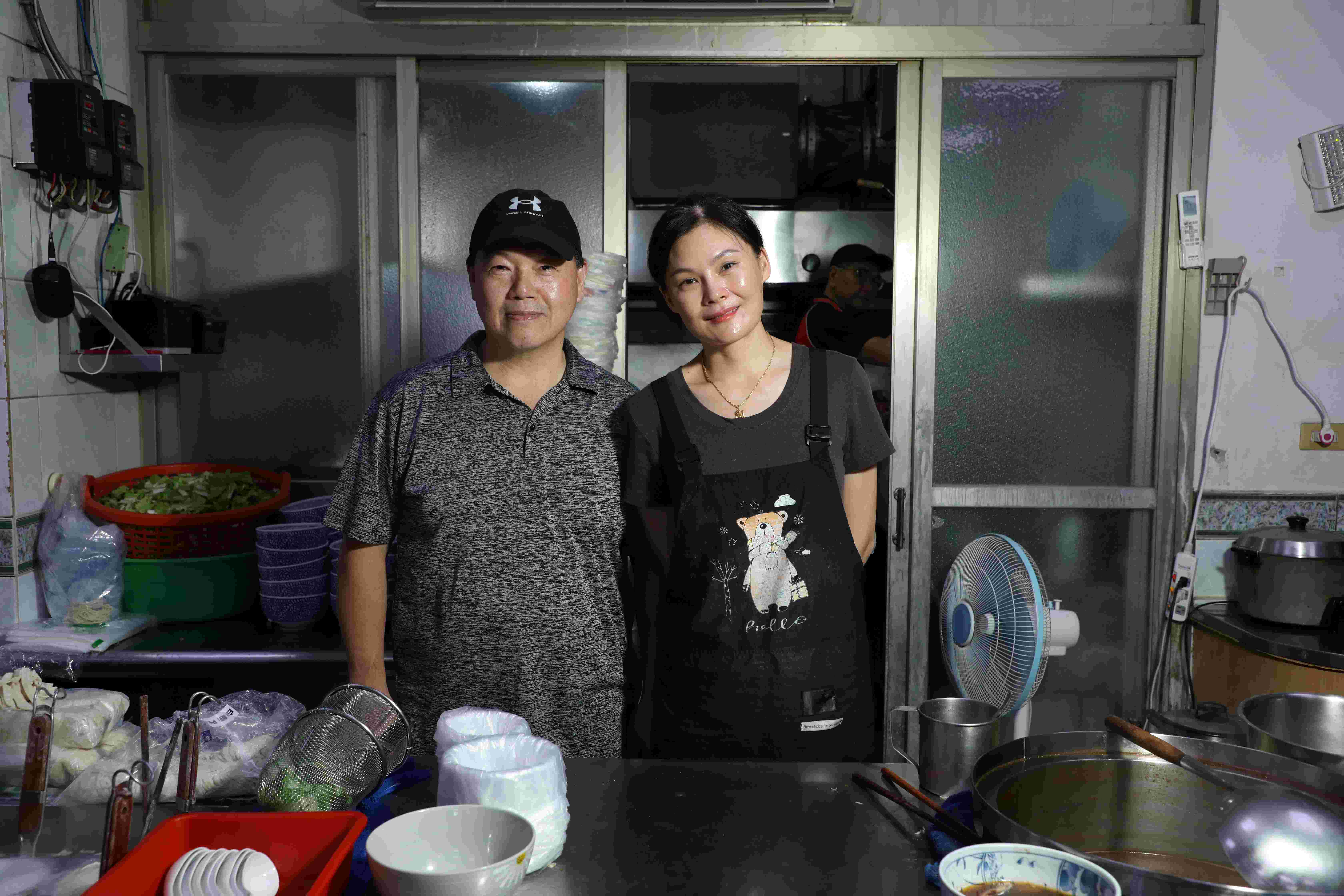大庭牛肉麵的葉老闆夫婦很用心開店，除了麵食，各種小菜也做得精緻可口。