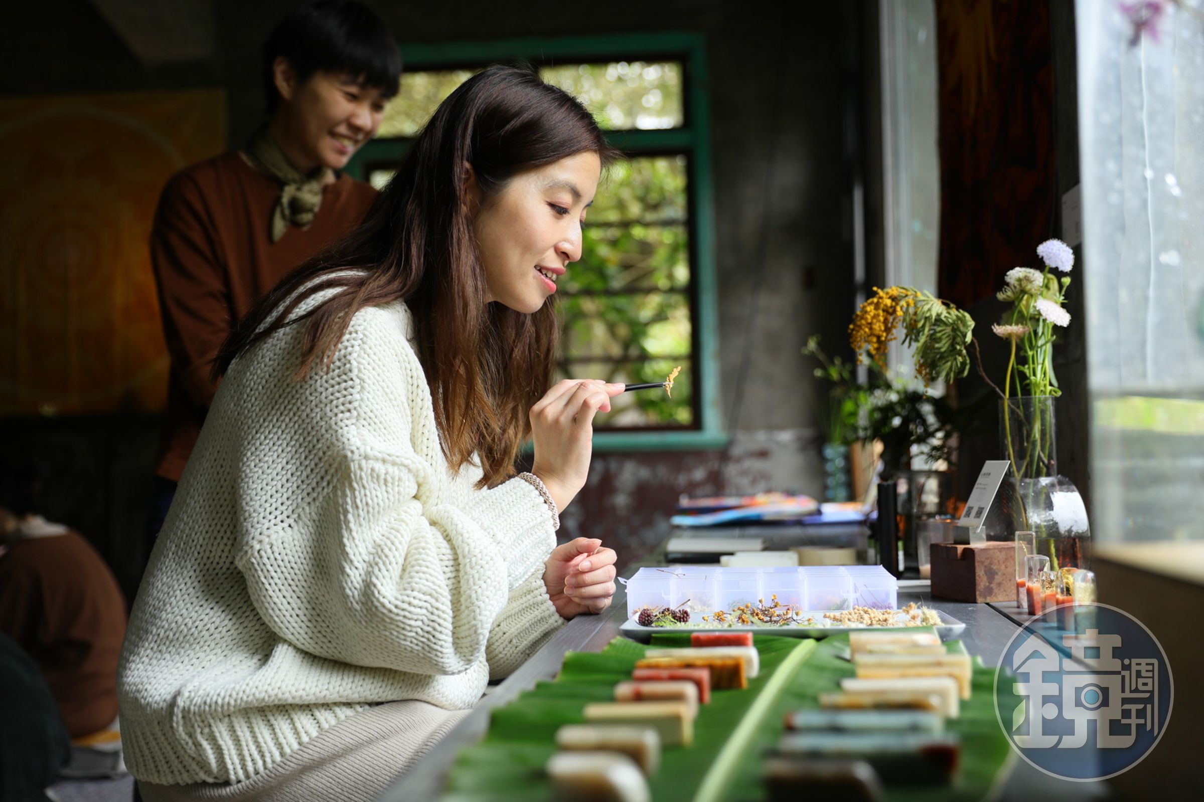 樹脂印章可選擇喜歡的植物、果實自己動手放入篆刻印石，具有意義及紀念價值。