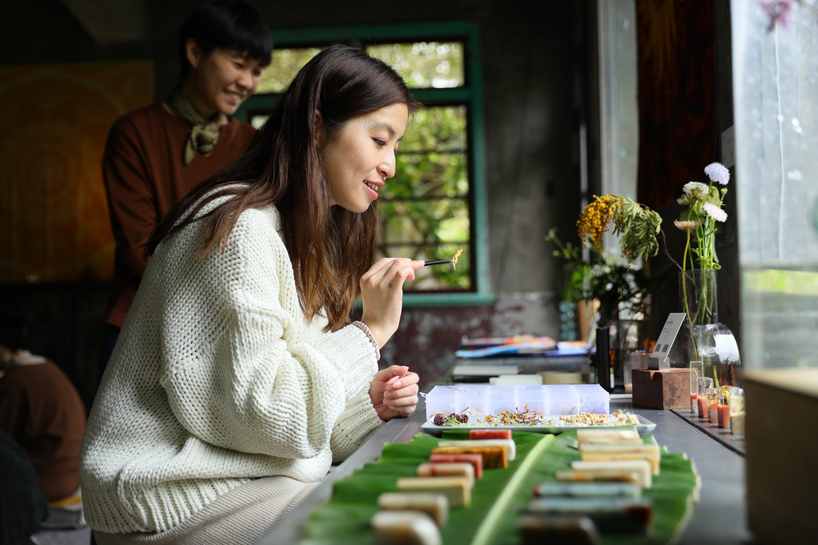 樹脂印章可選擇喜歡的植物、果實自己動手放入篆刻印石，具有意義及紀念價值。