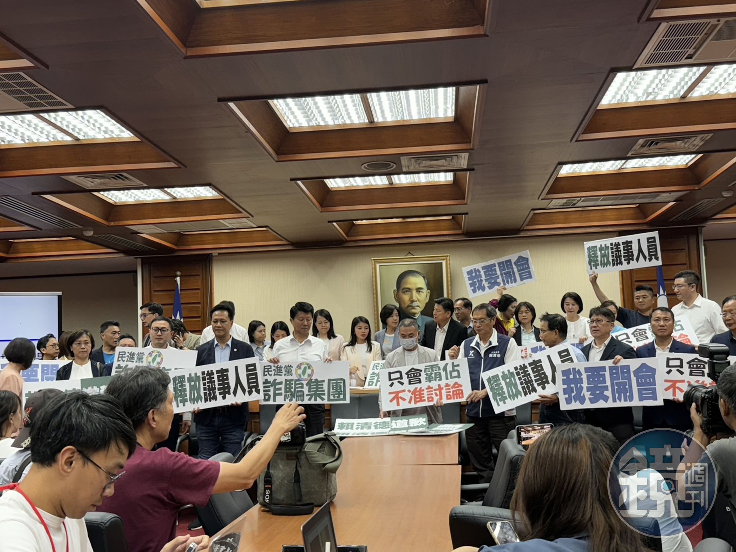 高金素梅更換到群賢樓101開會,但無議事人員到場,會議無法進行。(陳彥宇攝)