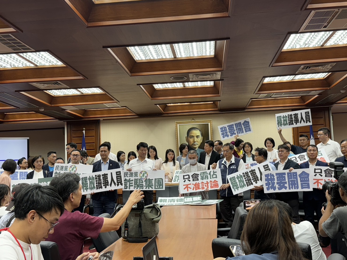 高金素梅更換到群賢樓101開會，但無議事人員到場，會議無法進行。（陳彥宇攝）
