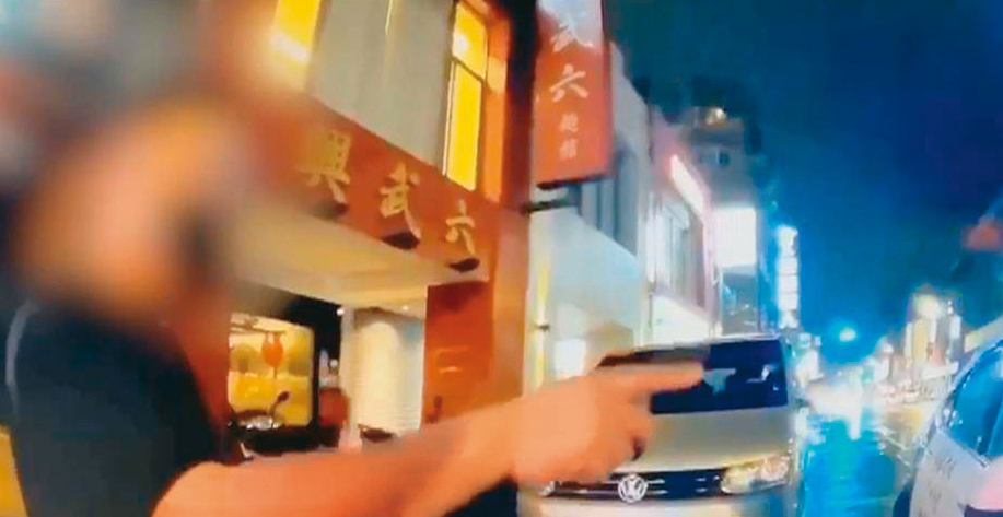 謝俊州去年曾搬出市政顧問頭銜,嗆警方取締交通違規「太閒」。(翻攝畫面)