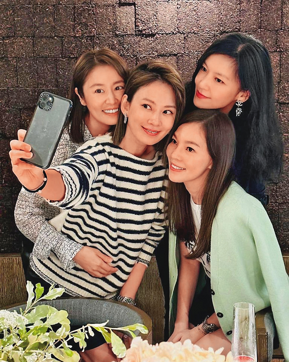 曾馨瑩(右一)有不少演藝圈的貴婦好友,包括Melody(左二)、林心如(左一)與林熙蕾(右二)。(翻攝自Melody IG)