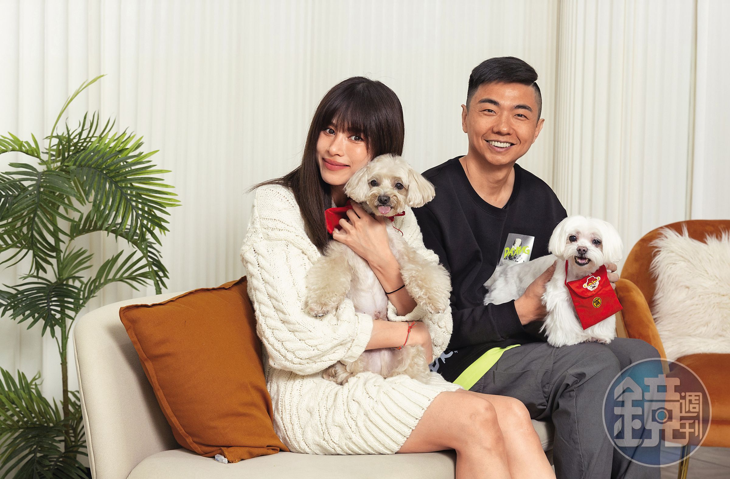 Nikki曾韋綺(左)的2隻小型犬經常打架,讓她很頭痛,這回特別向熊爸(右)請教。