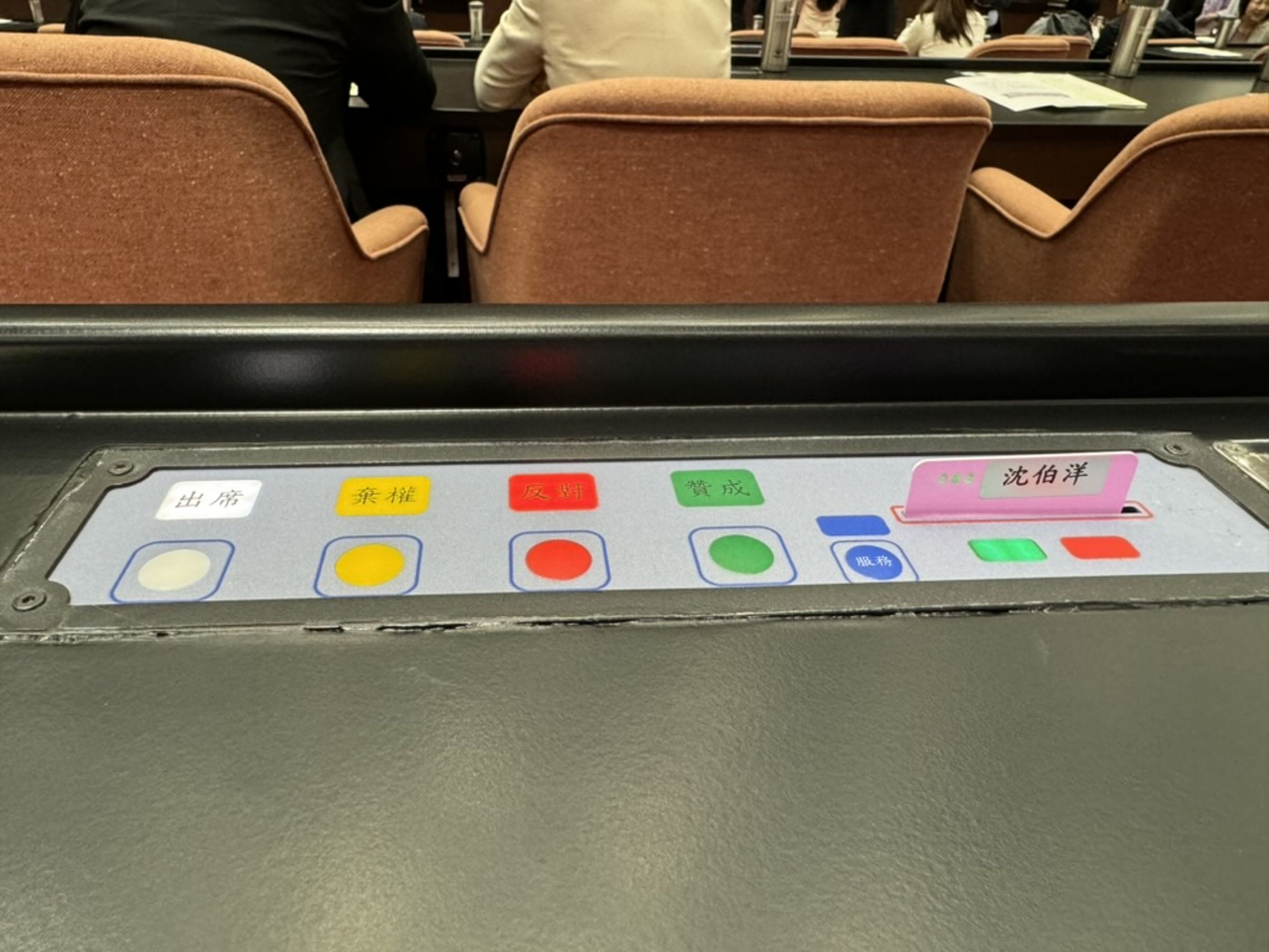 媒體人黃暐瀚直言立委表決卡「議場幹事代插」是常態,他呼籲新國會應該改掉這個陋習。(翻攝自沈伯洋臉書)