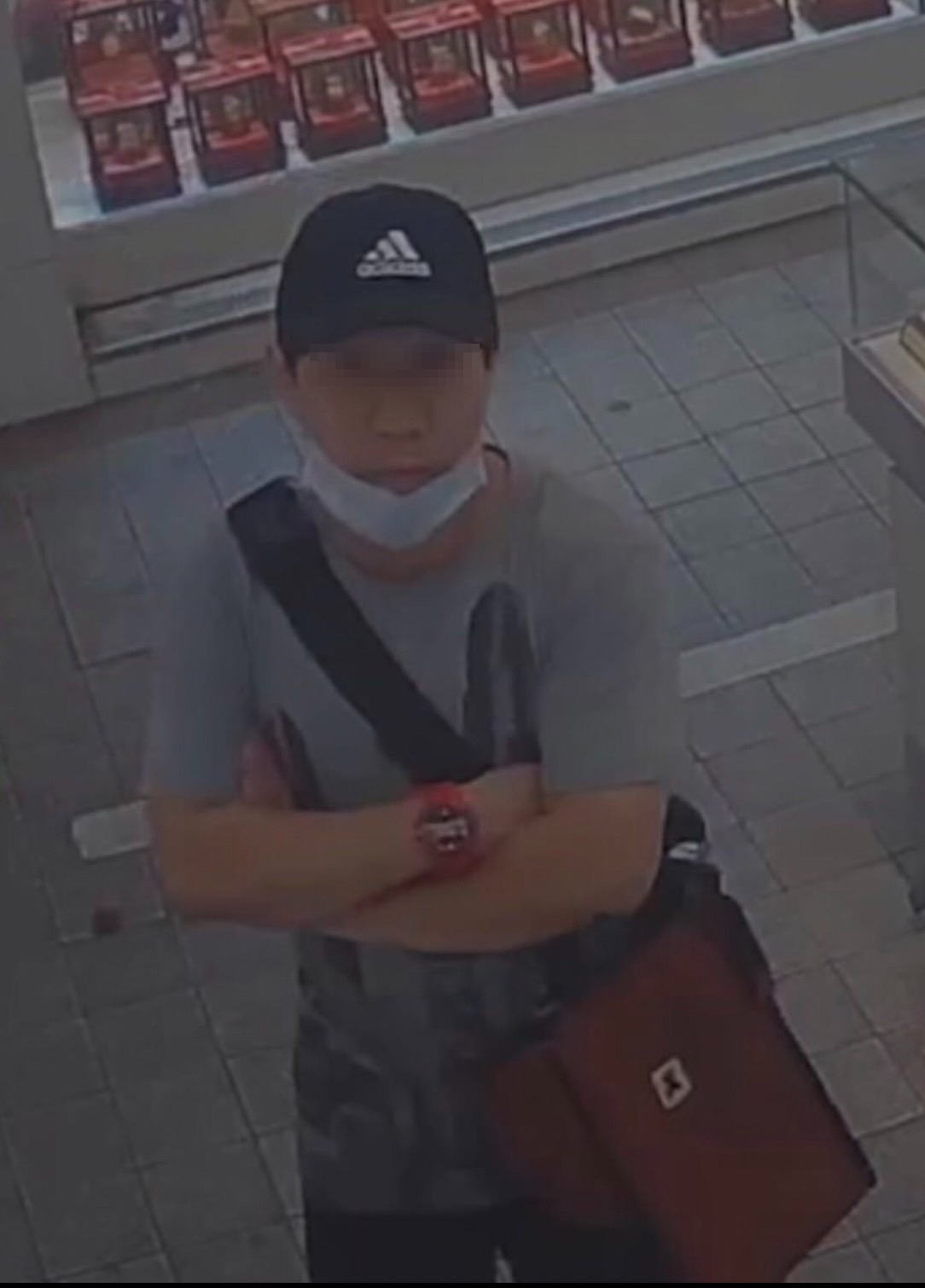 男子得手金戒後,還到附近服飾店買衣服變裝後離去。(讀者提供)