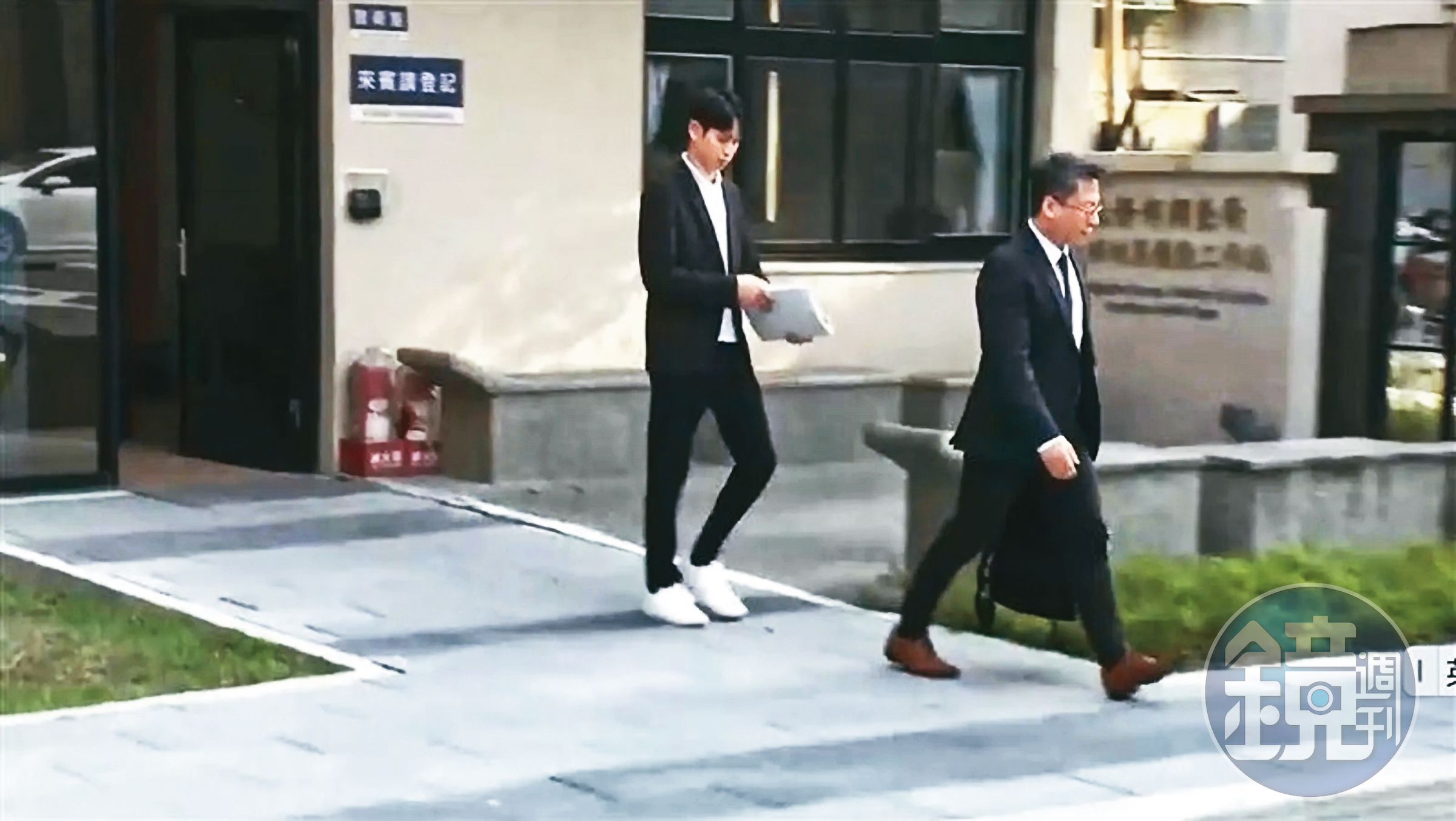 3月底時，Andy（左）被直擊攜帶大量資料現身調查局。（讀者提供）