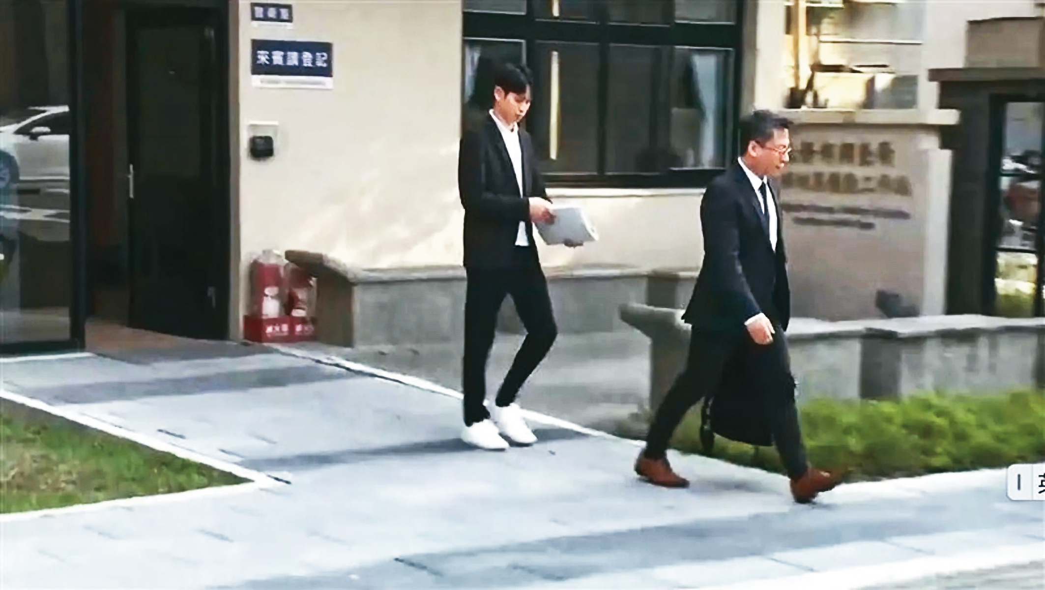 3月底時，Andy（左）被直擊攜帶大量資料現身調查局。（讀者提供）