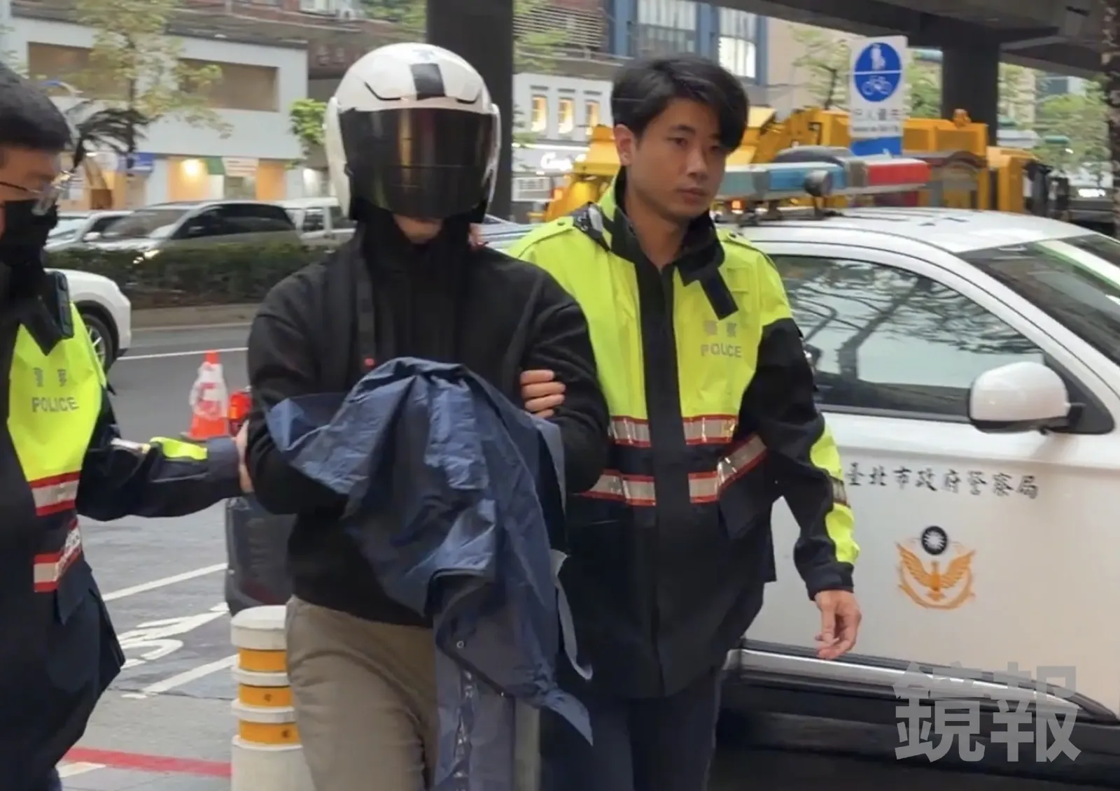 林男持空氣槍、假手榴彈搶銀行,被優勢警力逮捕送辦,今被地檢署起訴求刑12年。翻攝自鏡報