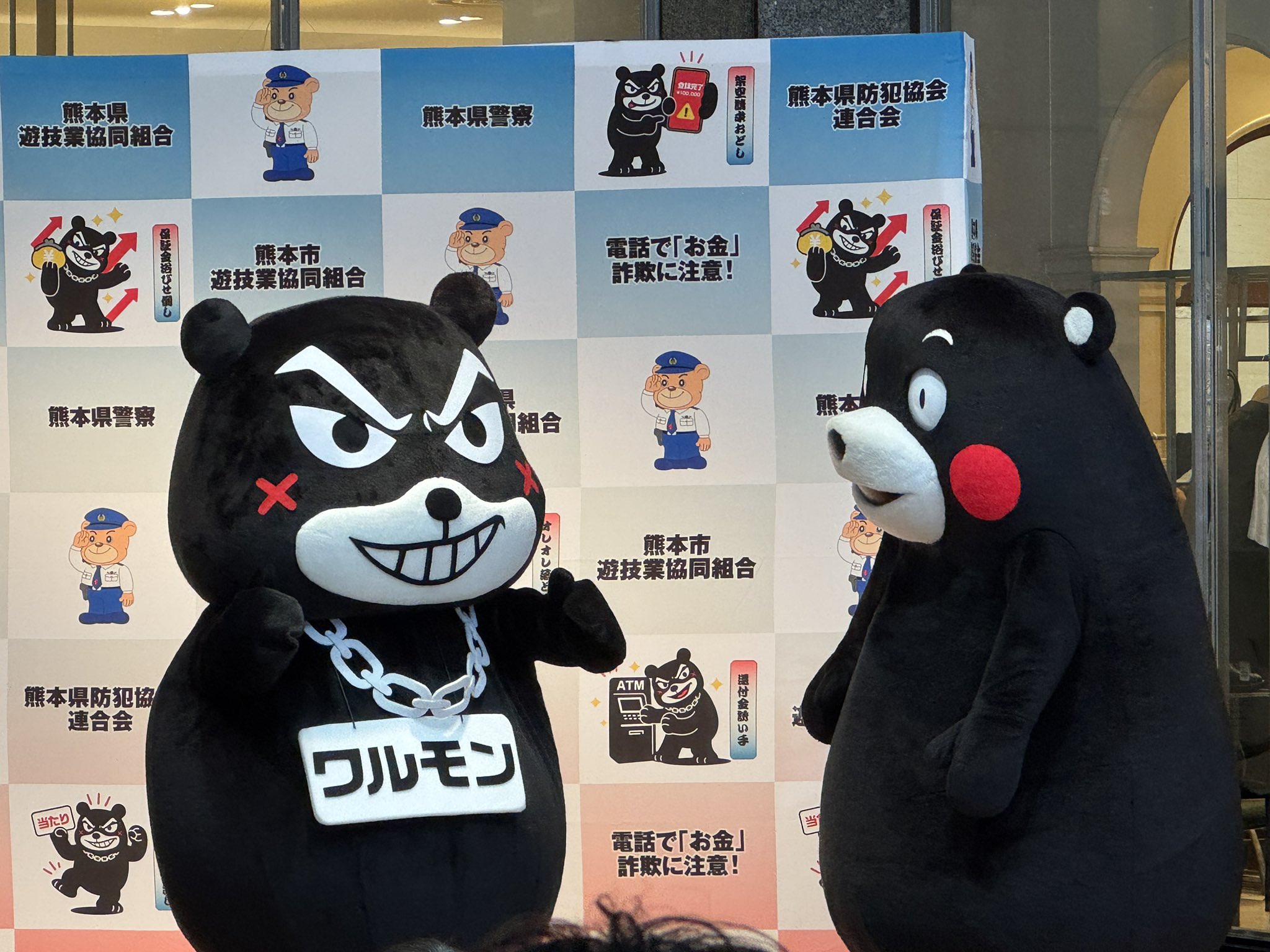 「ワルモン」（左）當天負責擔任電話詐騙嫌犯。（翻攝X）
