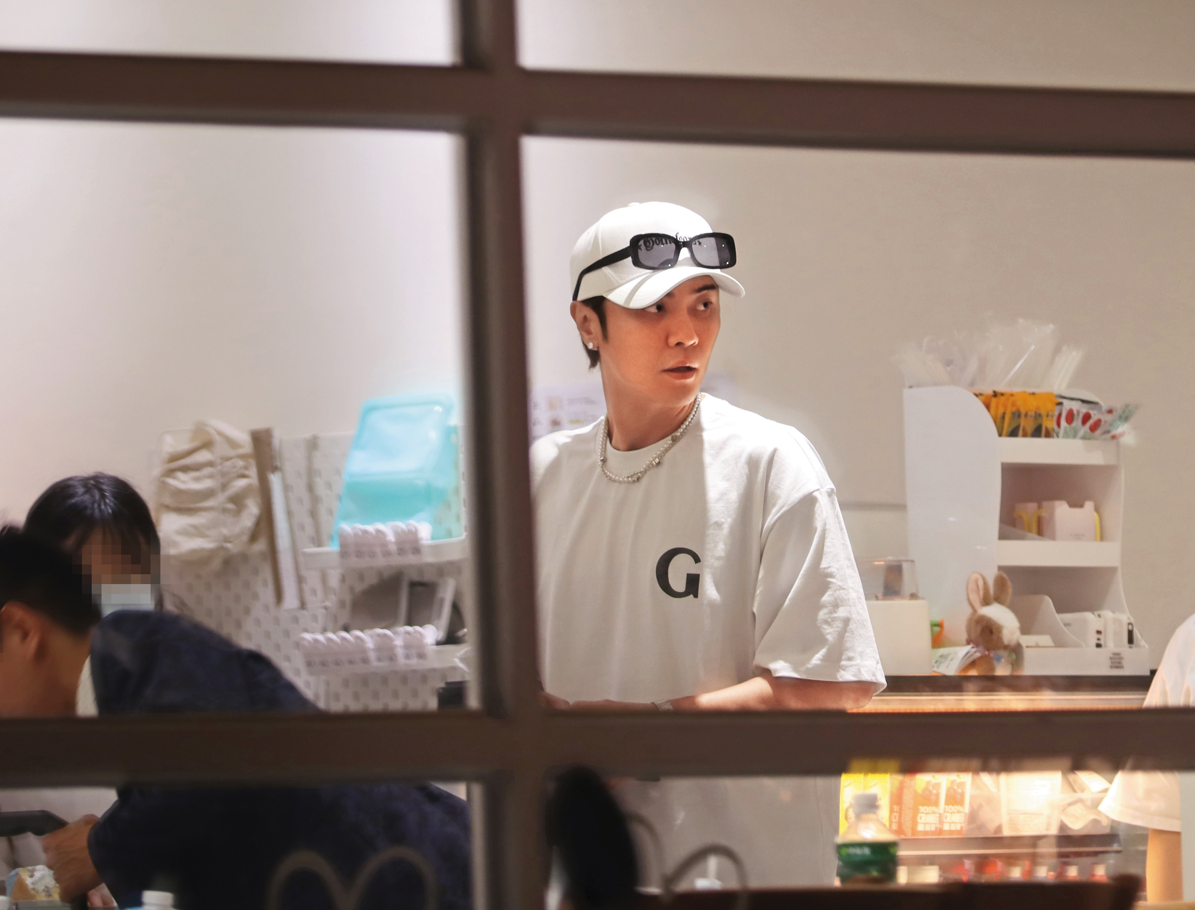 小豬在餐廳中相當活躍，完全沒有放空，盡力招呼大家並且活絡氣氛。