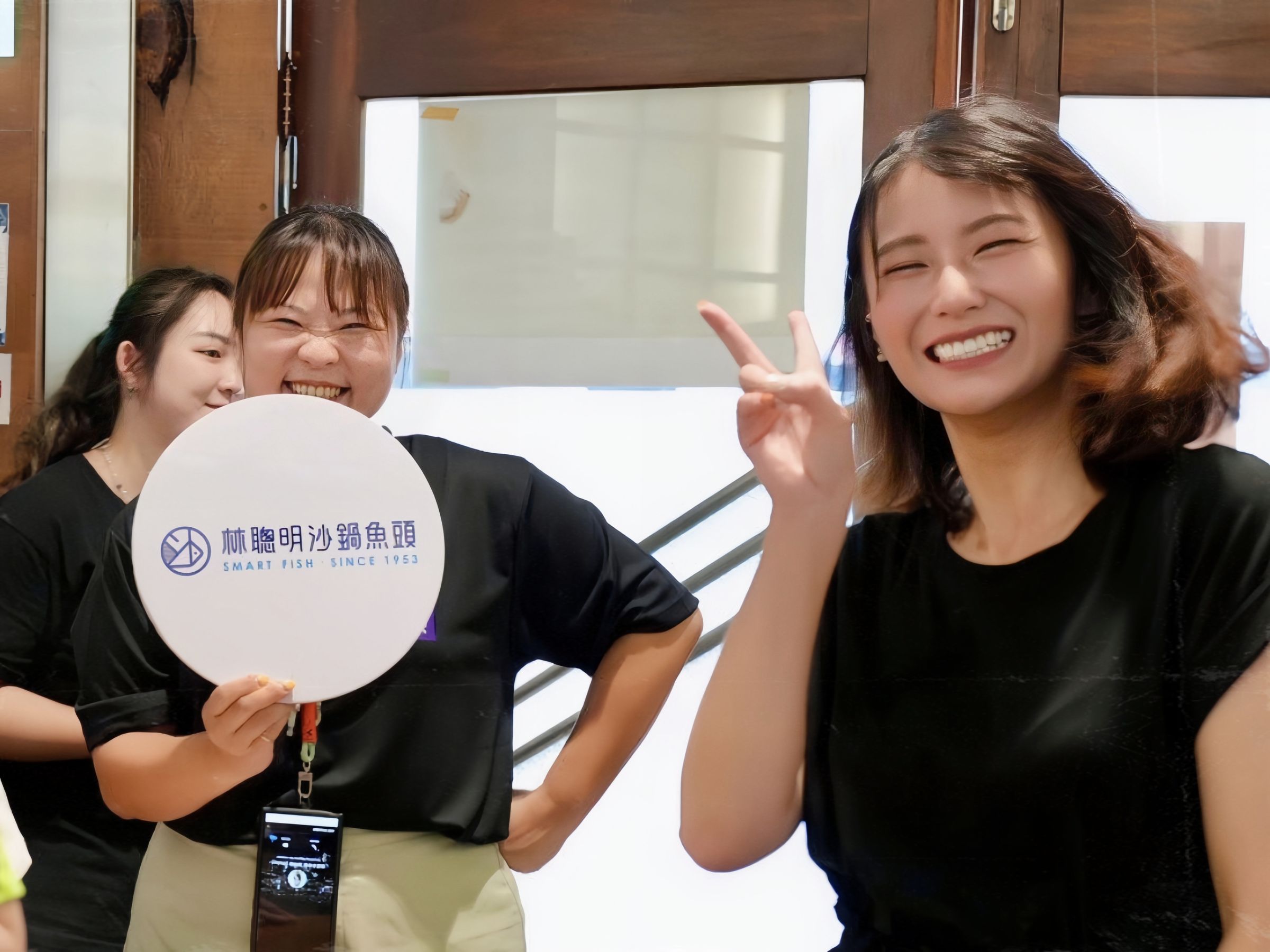 出席論壇的林聰明沙鍋魚頭（聰明吧）品牌代表（左）。（林聰明沙鍋魚頭提供）