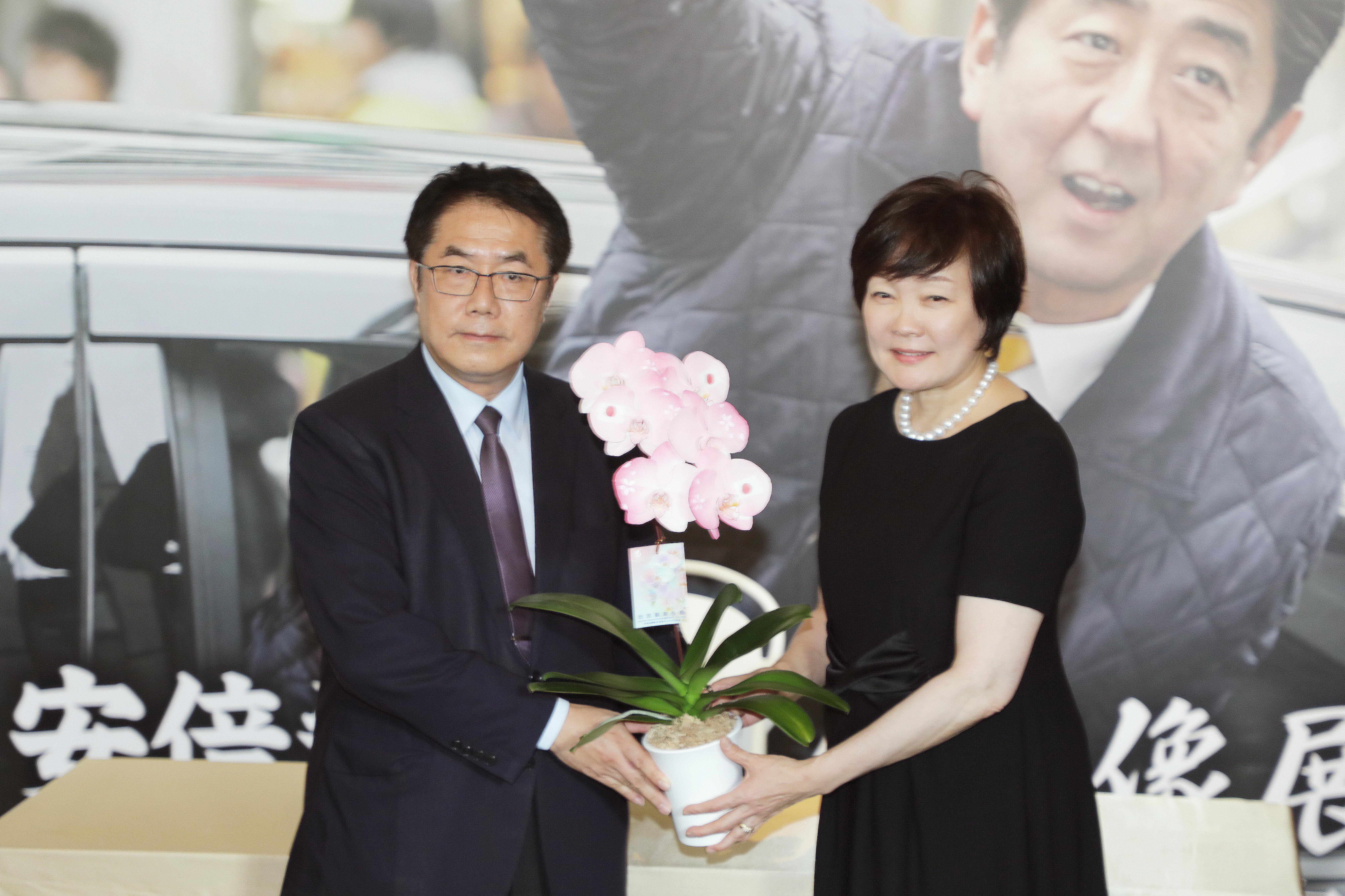 安倍昭惠在2023年7月首度造訪台南，在市長黃偉哲的陪同下參觀了安倍晉三紀念影像展。（南市府提供）