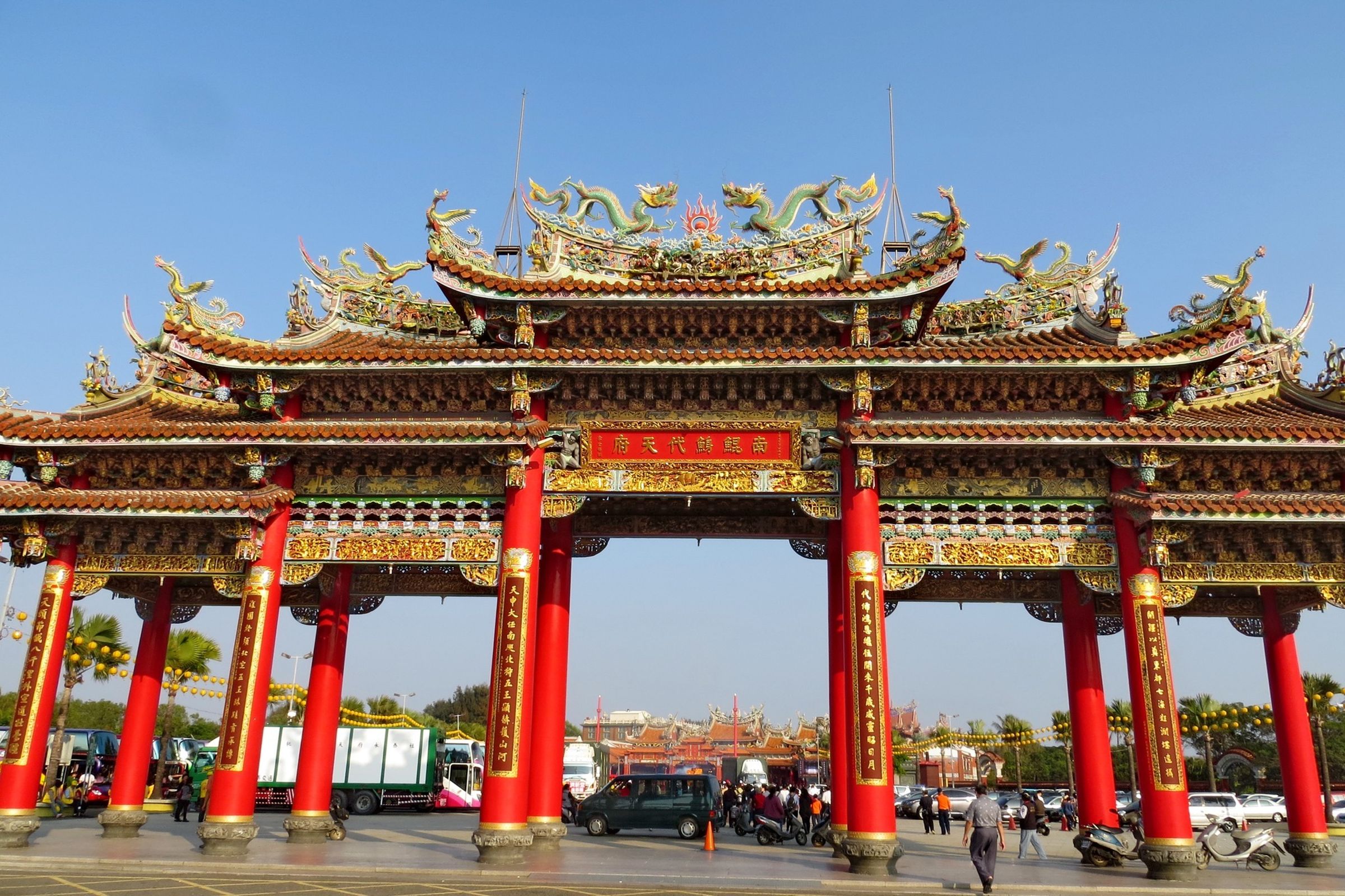 南鯤鯓代天府原本有壯觀牌樓聳立。（翻攝南鯤鯓代天府臉書）