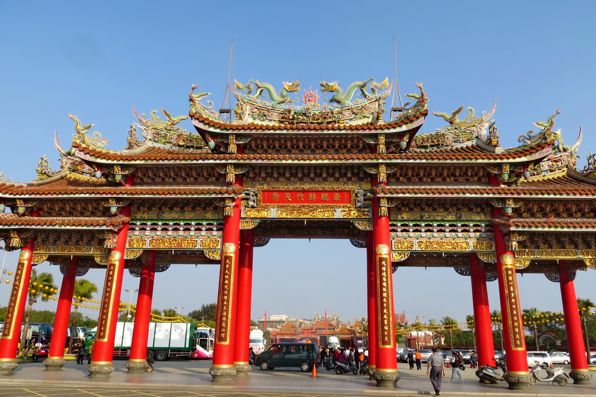 南鯤鯓代天府原本有壯觀牌樓聳立。（翻攝南鯤鯓代天府臉書）