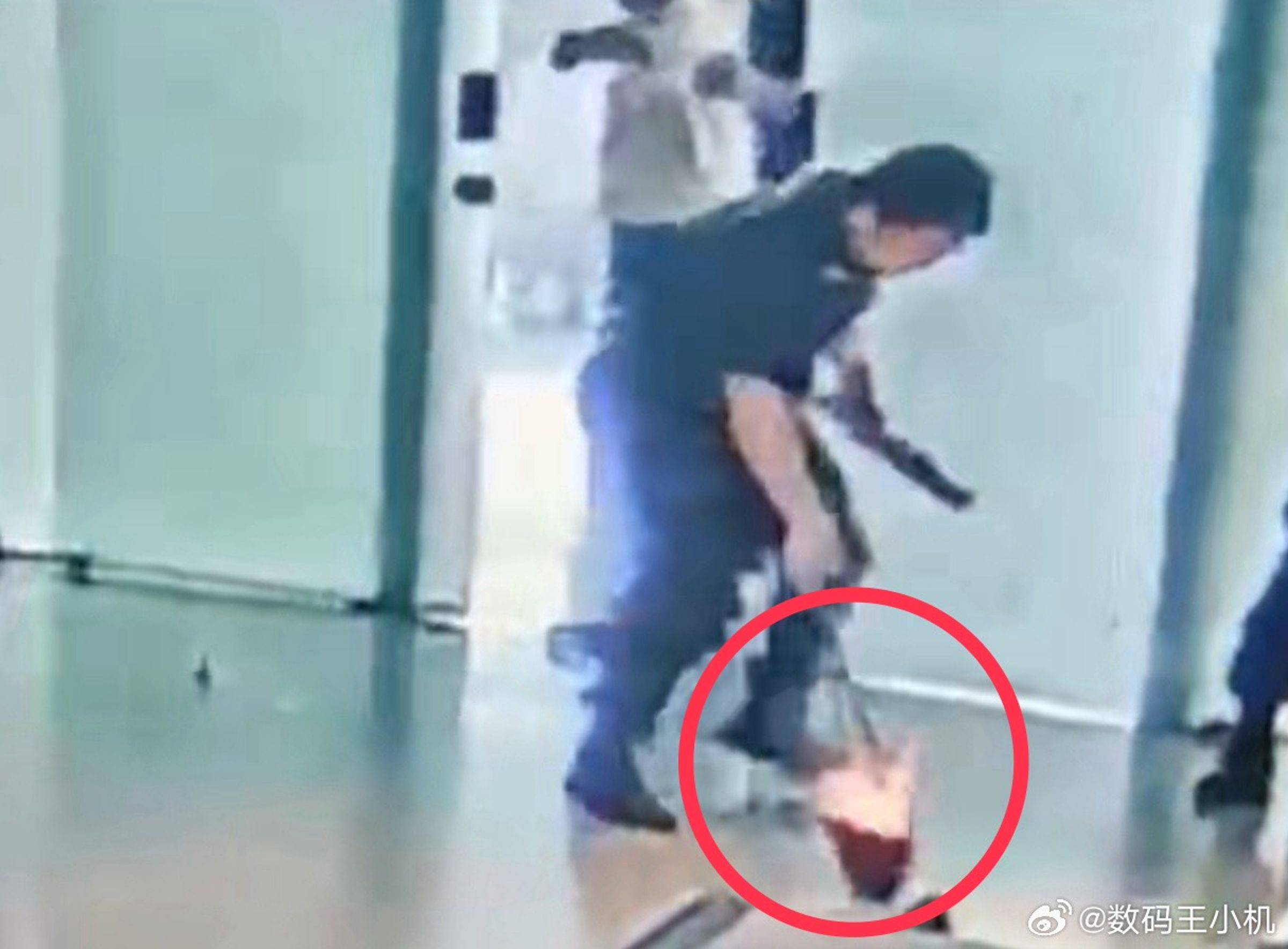 中國男怒摔行動電源「竟瞬間起火」。(翻攝自微博)