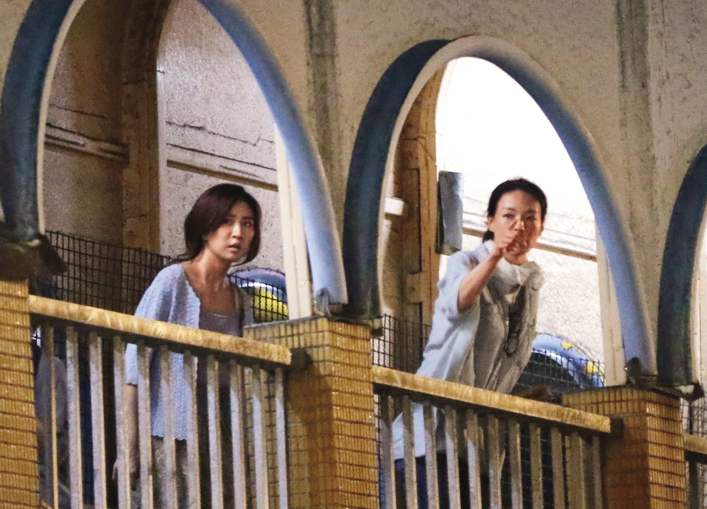 8月6日19：16，舒淇（右）先為9m88（左）講戲及一些細節，隨後就開機拍攝。