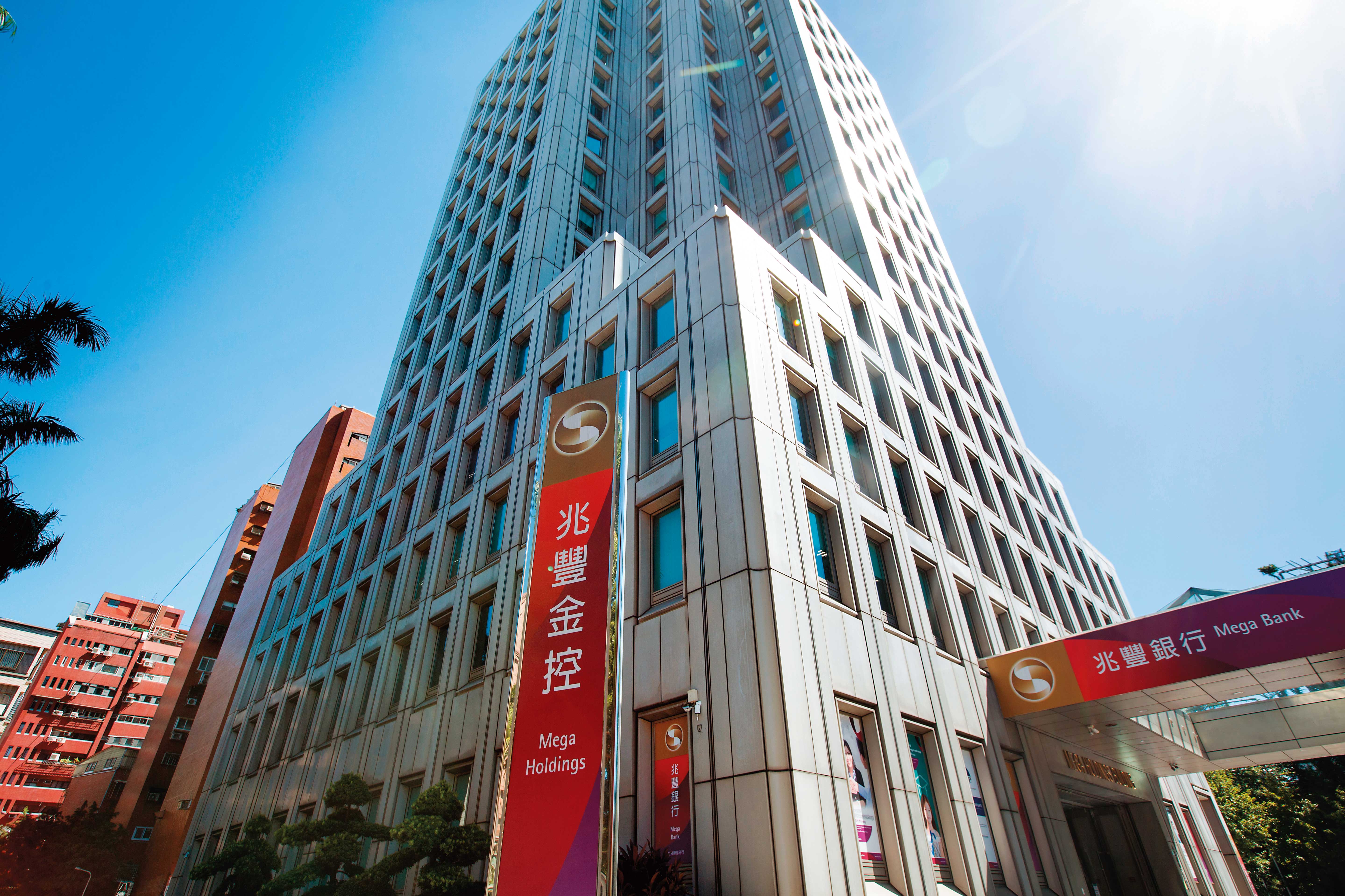 兆豐金股價波動低，配息穩定，是廖仁傑長期存股標的之一。