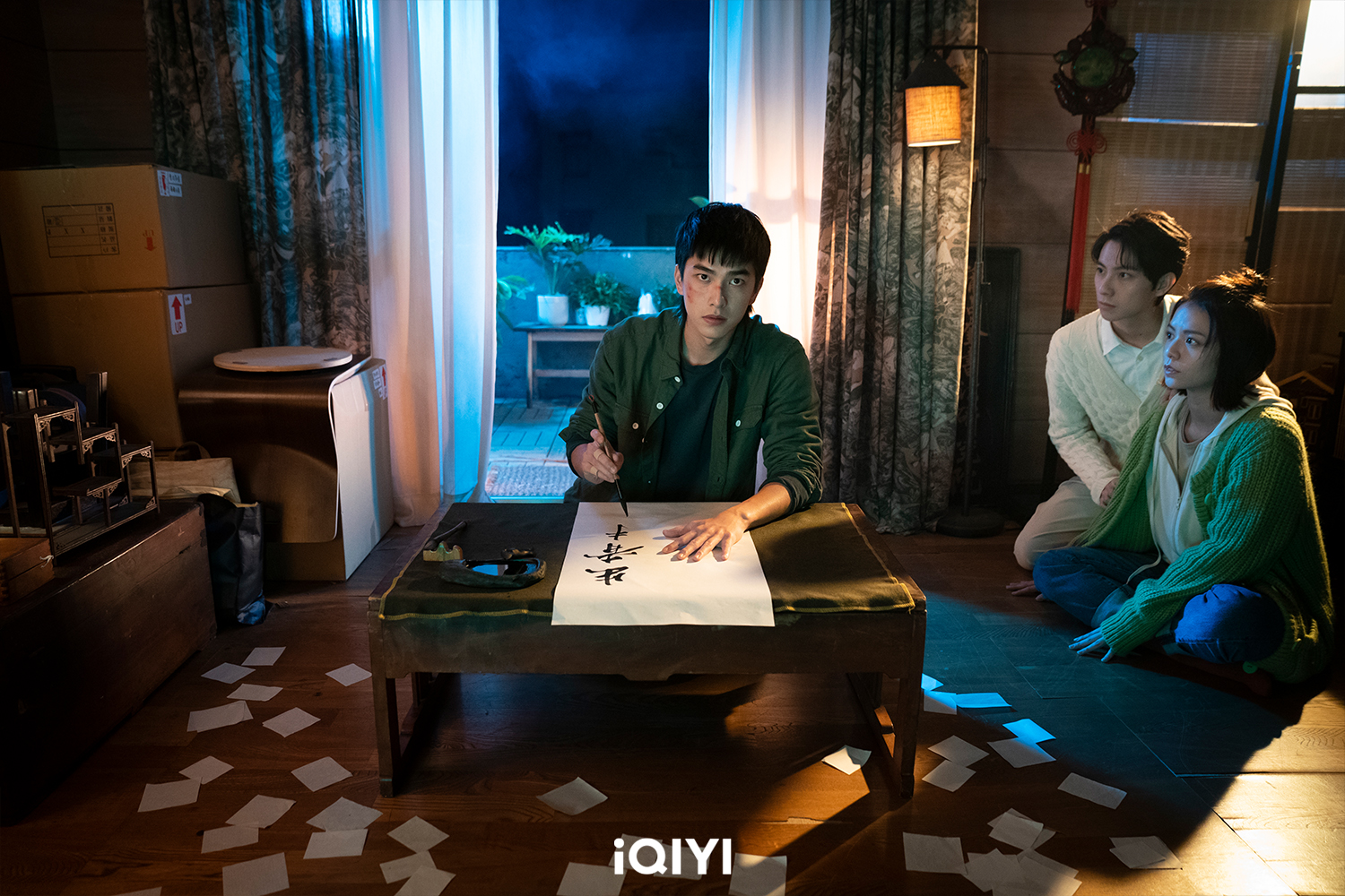 曾敬驊（左起）、彭千祐、宋芸樺在《不良執念清除師》中意外「結盟」，攜手偵查許多懸案。（愛奇藝台灣站提供）