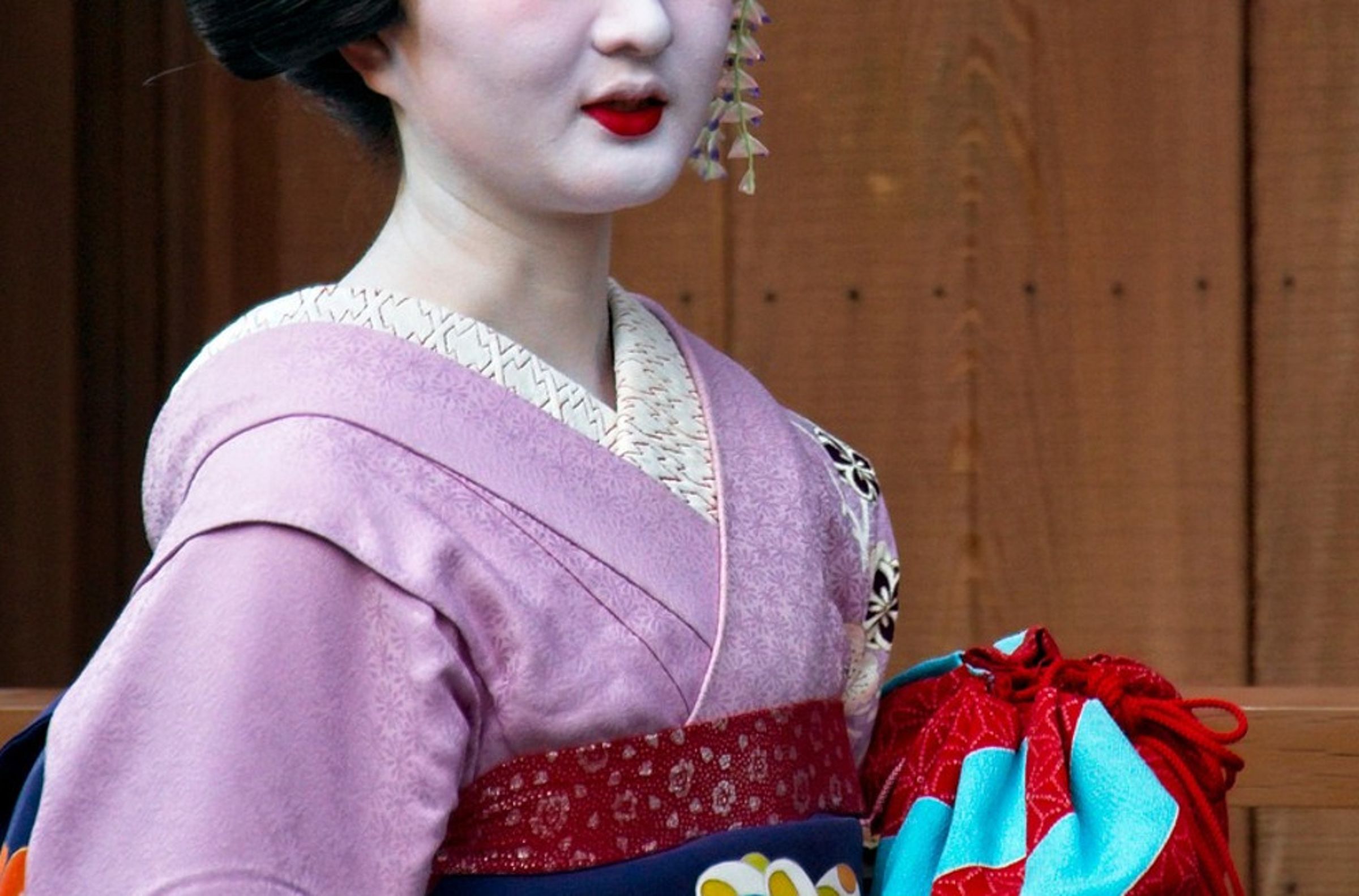 日本京都街頭經常有藝妓穿梭街道，成為各國遊客的關注焦點。（示意圖，pixabay）