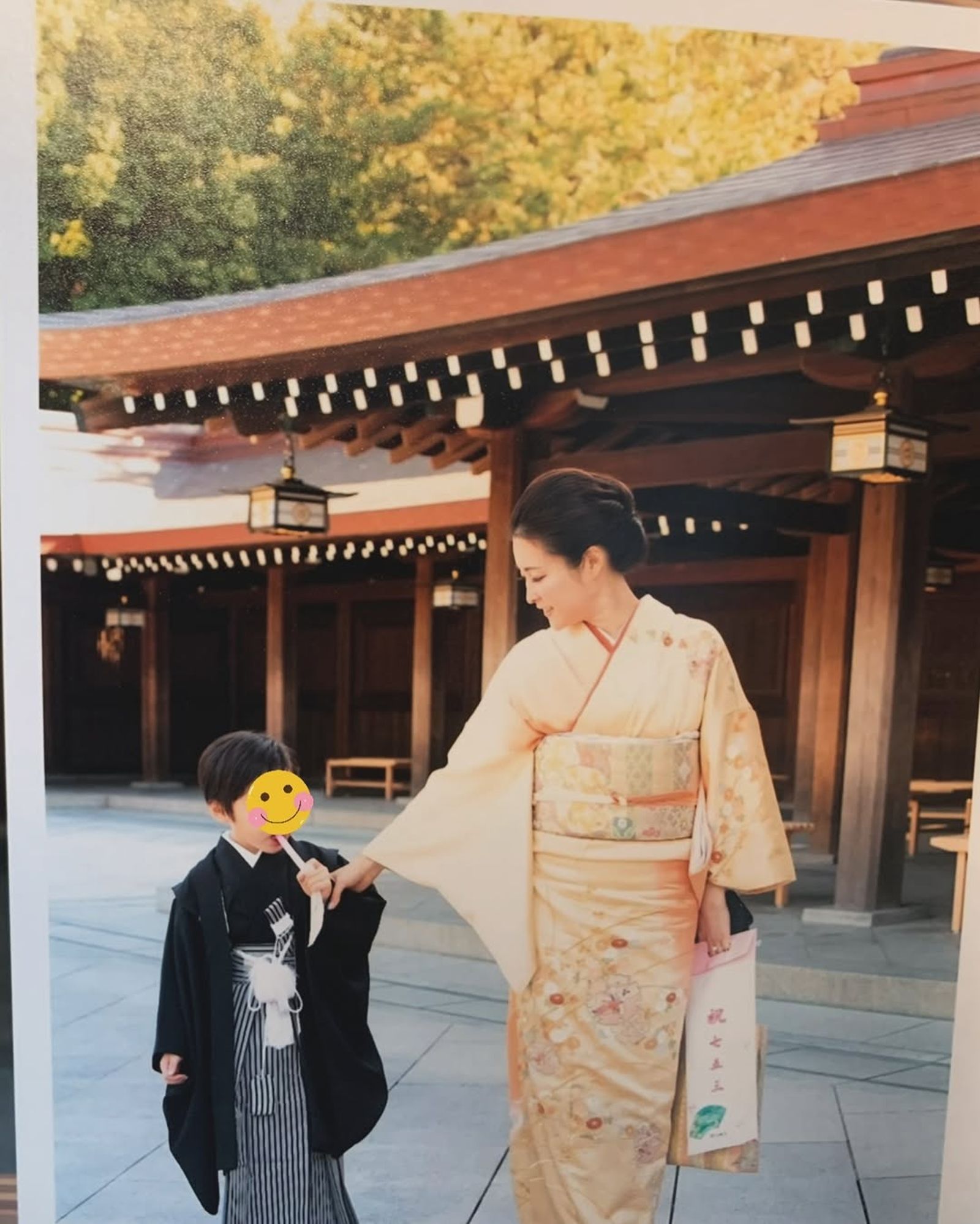 麻衣(右)與5歲兒子(左)的合照,「時間過的真快,現在鞋子的size跟我一樣大了!」(翻攝自佐藤麻衣IG)