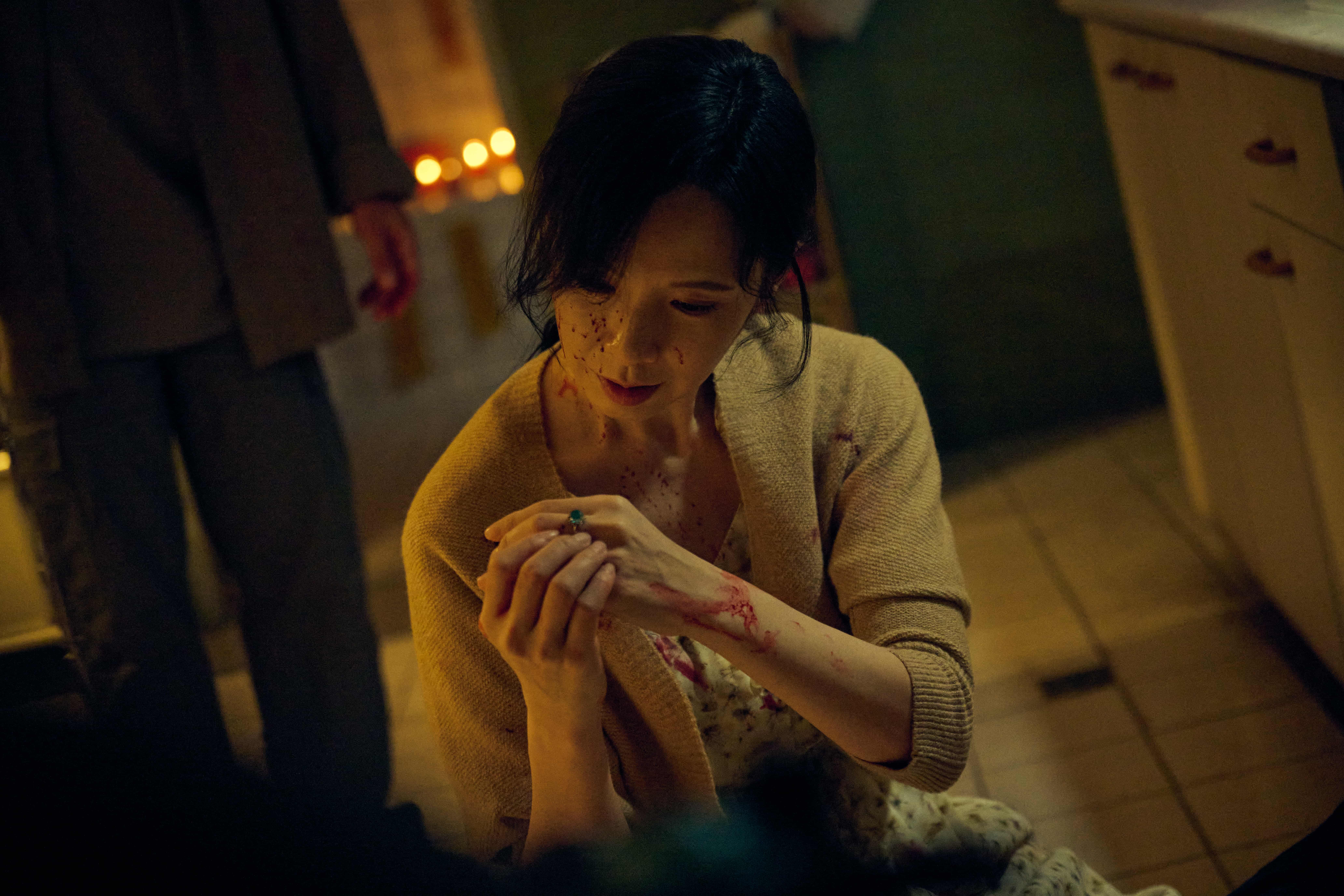 片中天心被惡鬼附身，行徑愈來愈怪異，最後還對孩子痛下殺手。（威視提供）