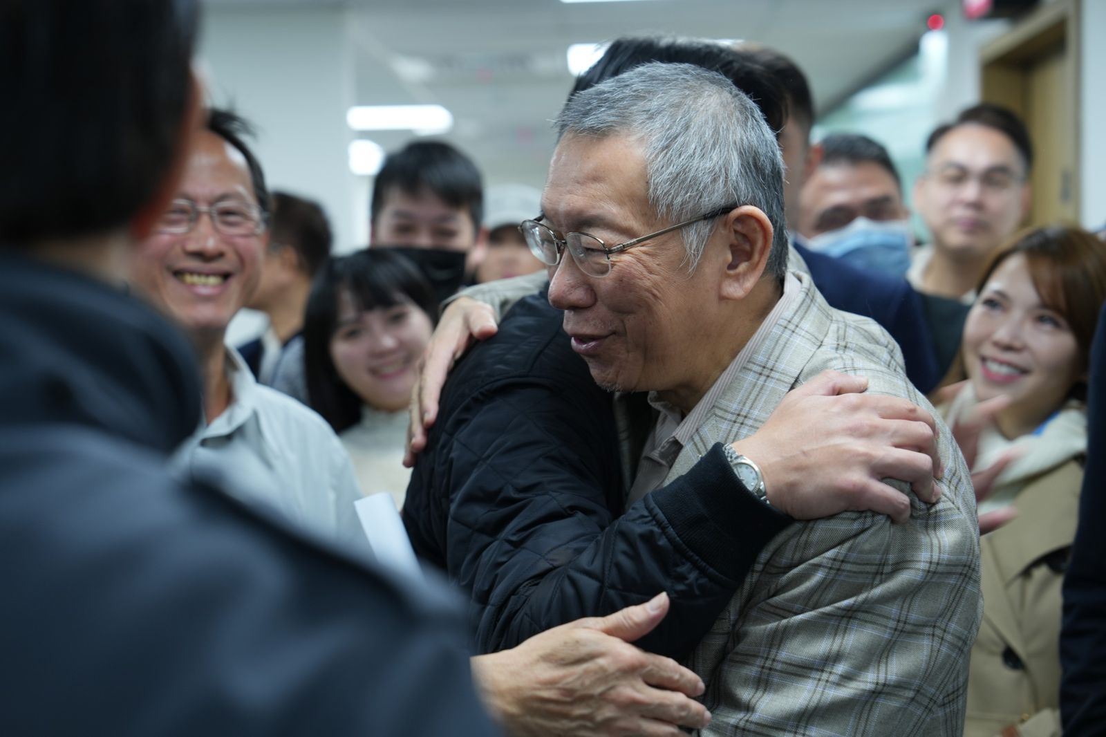 Re: [討論] 柯文哲延押庭中爆哭，並喊出來要推動修法