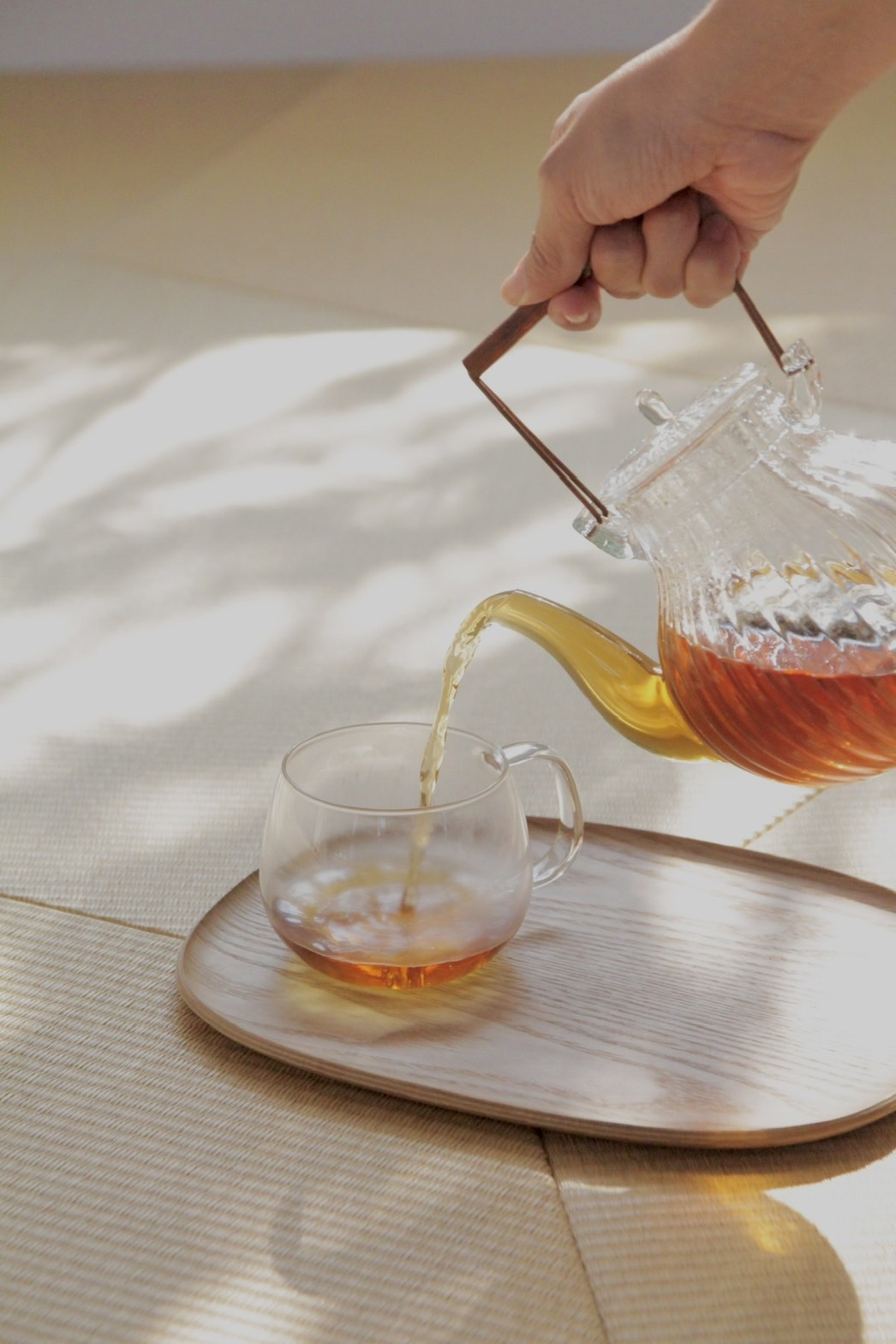 僅供應熱飲的「焙茶」順口無苦澀感，正適合優閒的午後搭配甜點。（500日圓／壺，約NT$110）