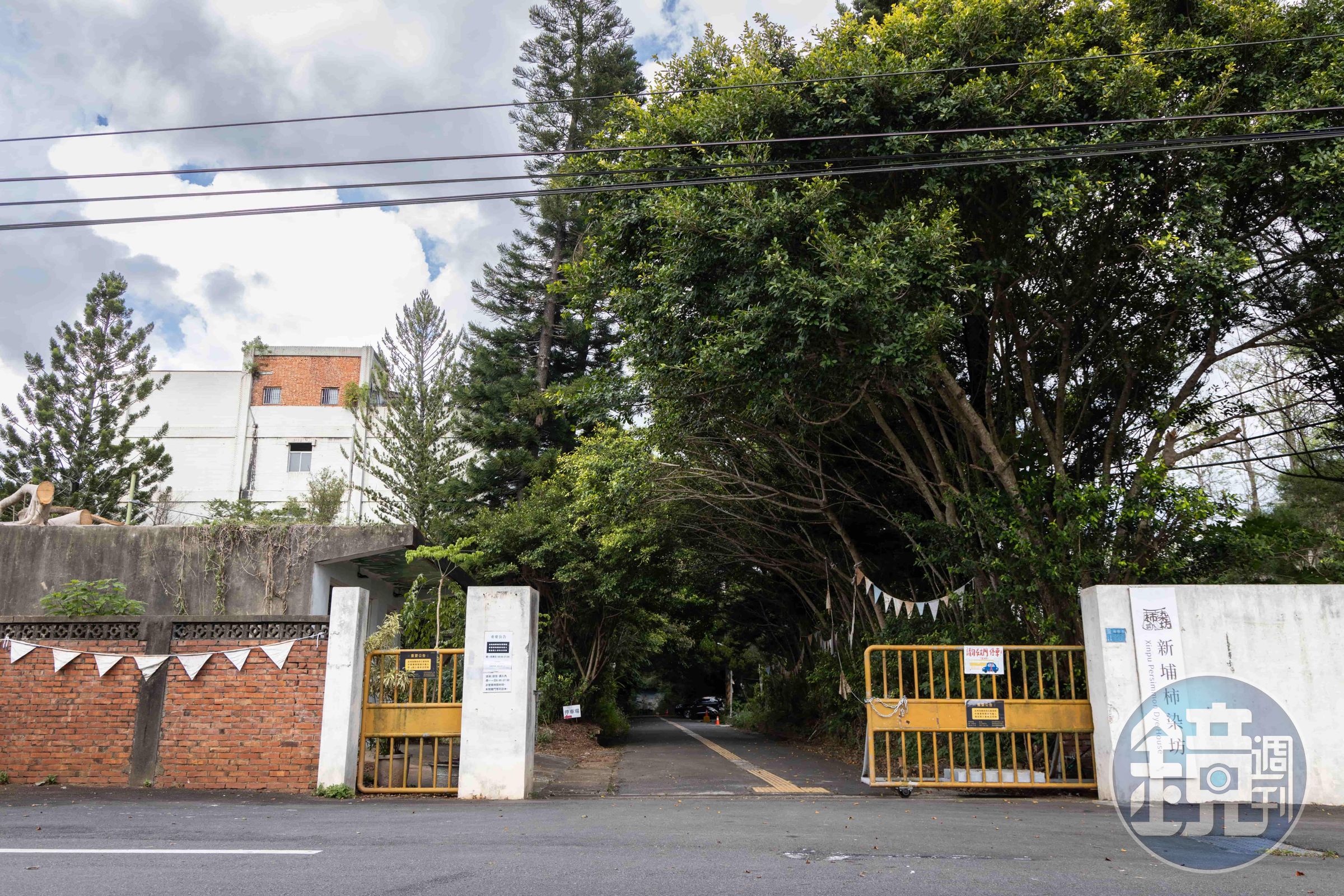 「新埔柿染坊」距離新埔老街距離不遠，但在靠近外側大門會疑惑這裡真的有這種文藝工坊嗎？