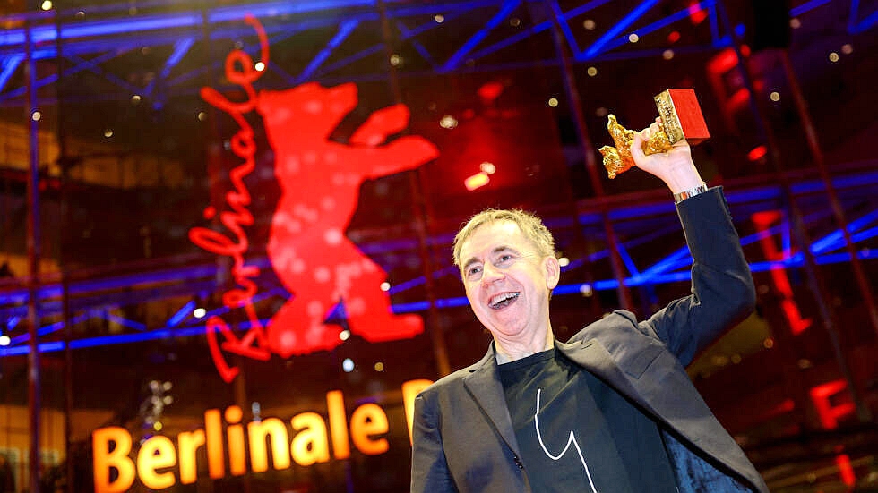 《關於夢（性與愛）》勇奪本屆柏林影展金熊獎，也是第一部挪威電影獲此殊榮，由導演豪格魯德代表領獎。（海鵬提供）