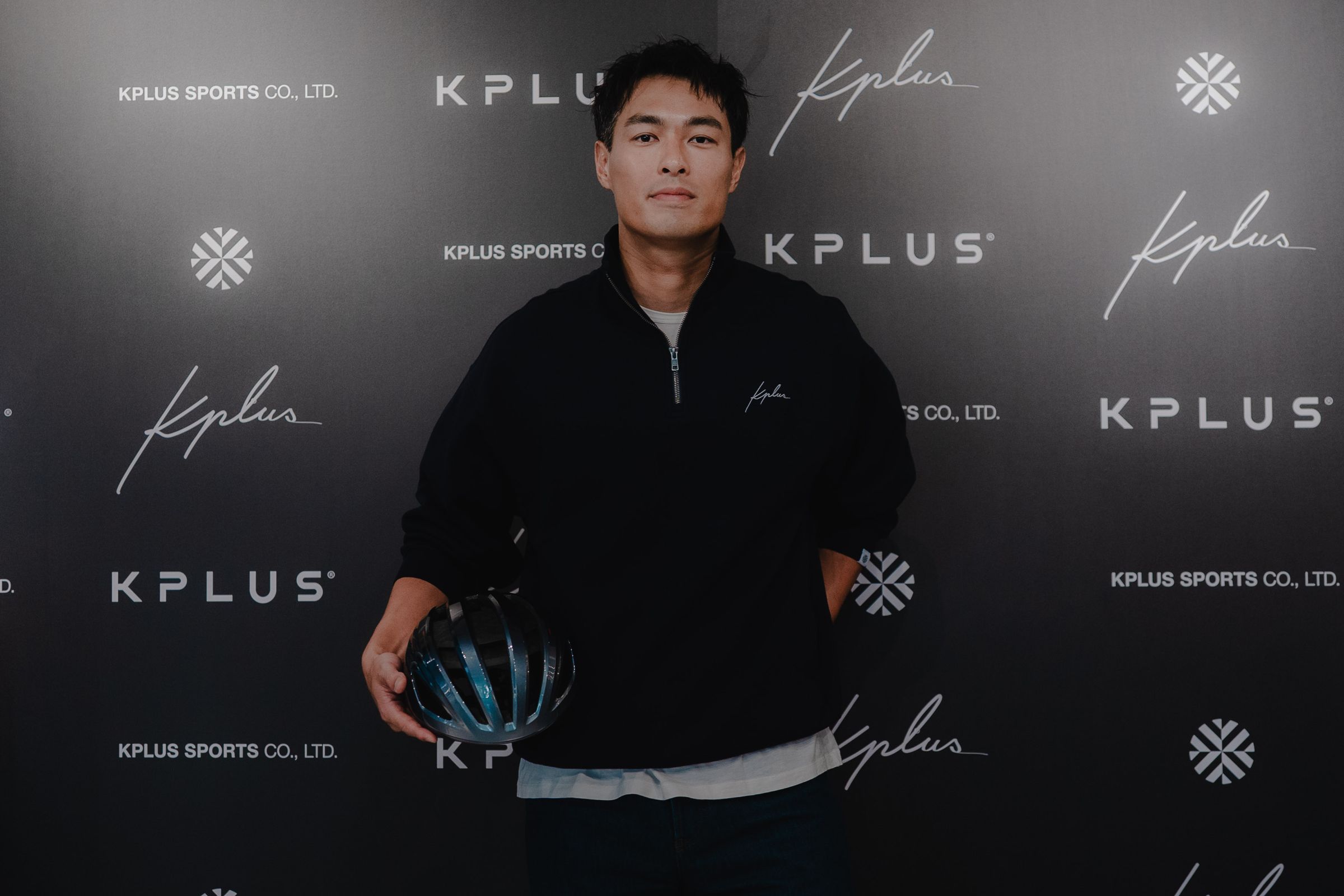 剛參加完鐵人三項賽事的楊祐寧，成為自行車安全帽品牌大使，他分享參賽過程，既好玩又崩潰。（KPLUS 提供）