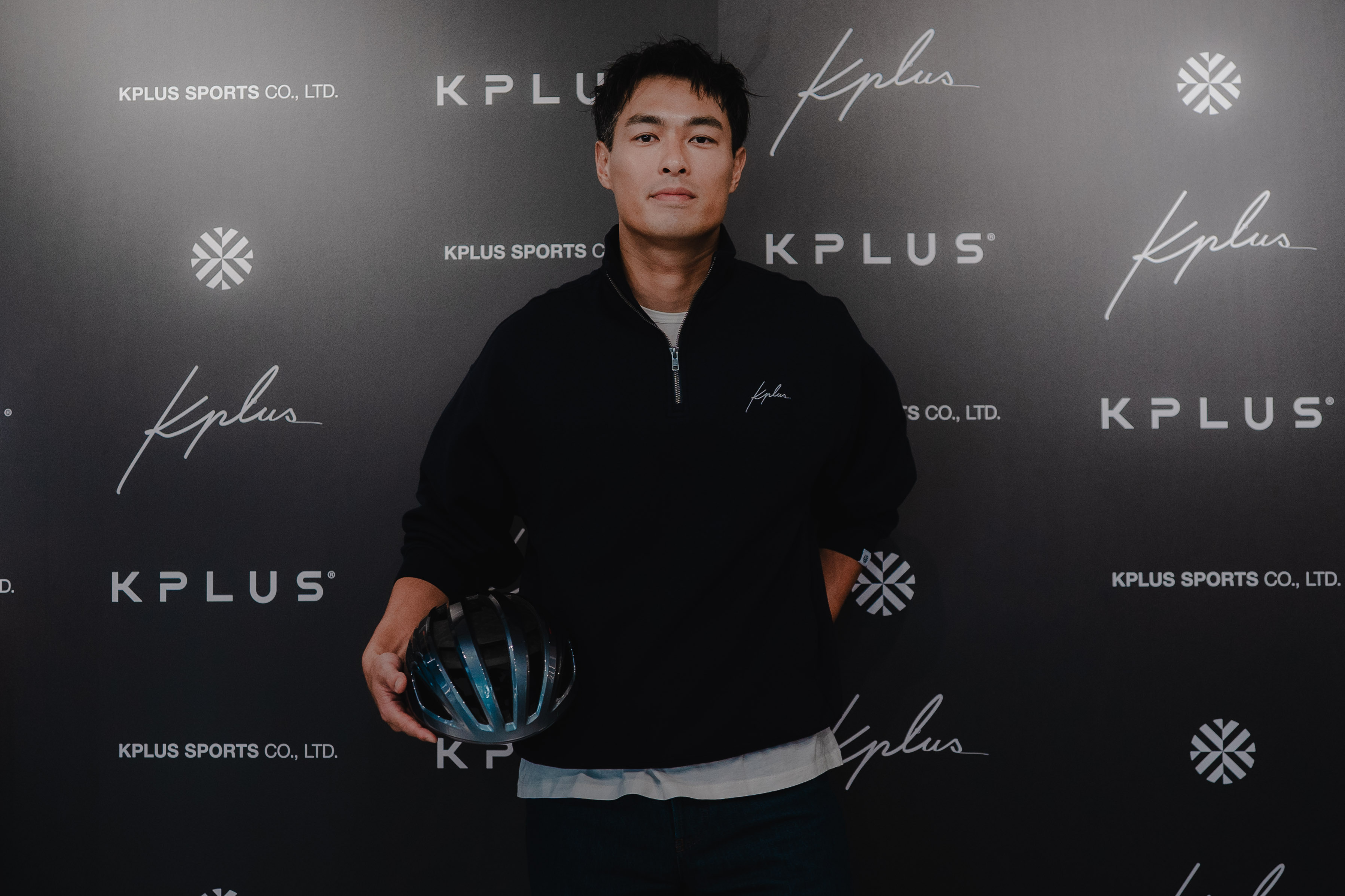剛參加完鐵人三項賽事的楊祐寧，成為自行車安全帽品牌大使，他分享參賽過程，既好玩又崩潰。（KPLUS 提供）