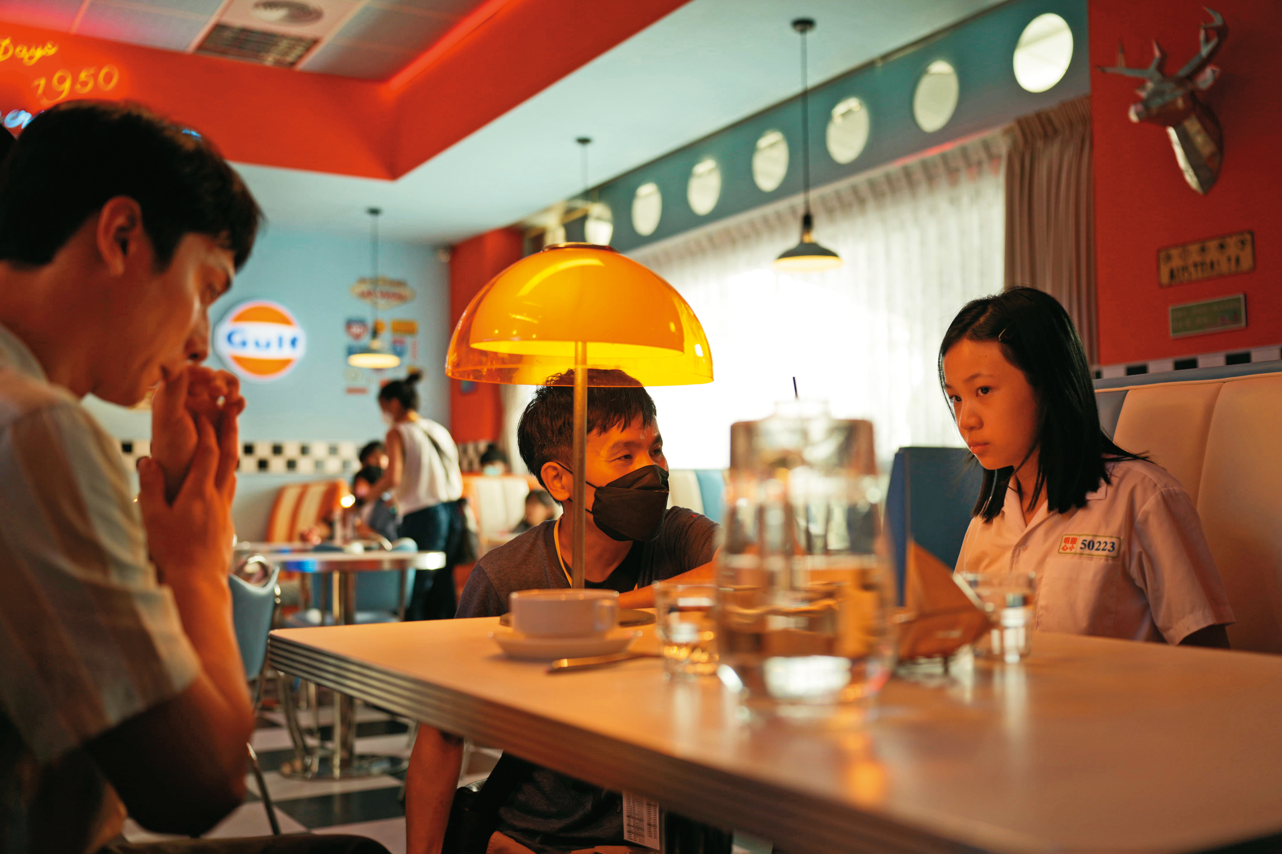 導演靳家驊（中）與演員林品彤（右）、劉俊謙（左）在拍攝現場討論溝通。