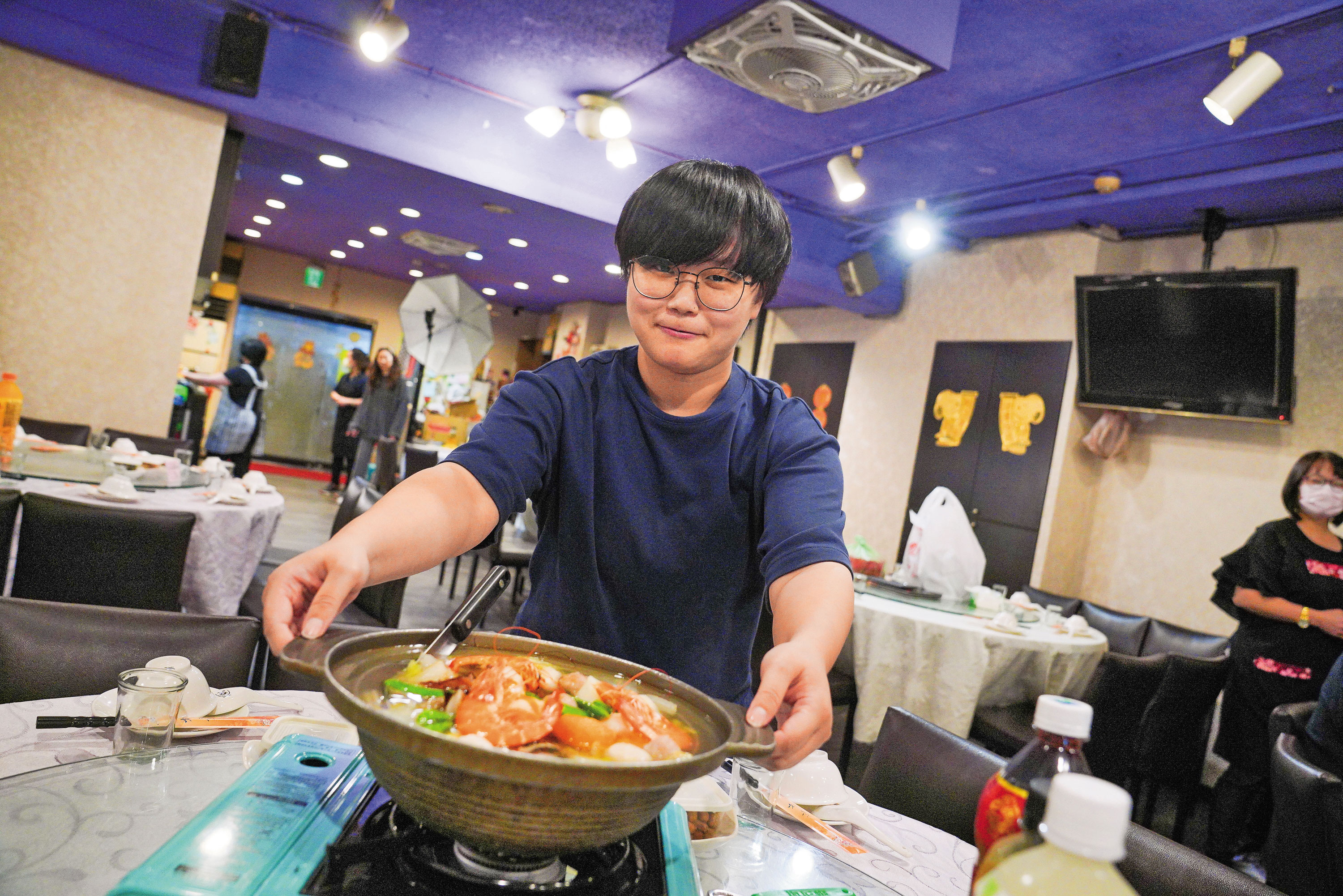 第二代小女兒綺綺雖然一直在店裡幫忙，但她說自己不太想接班，「因為跟客人的應對進退太難了！」