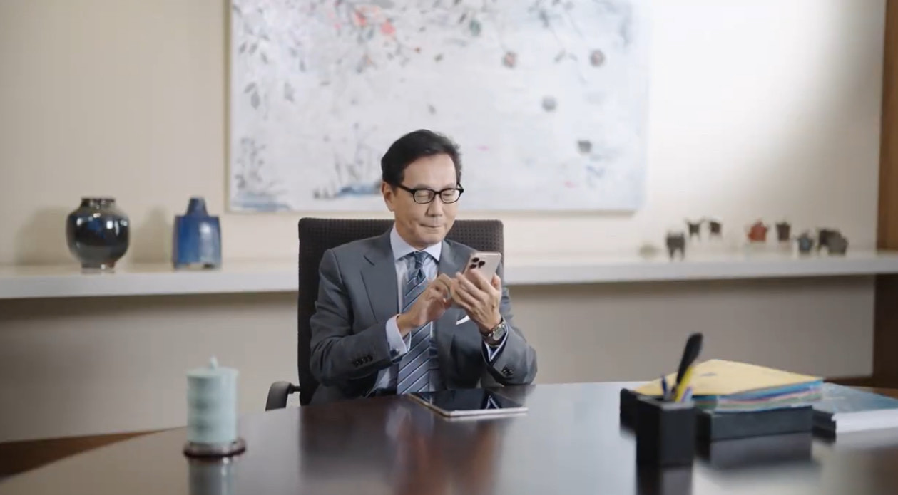 富邦集團董事長蔡明忠特別錄製廣告等級的影片力挺自家服務，化身「台灣大虛擬資產交易所」最強代言人。（翻攝自台灣大影片）