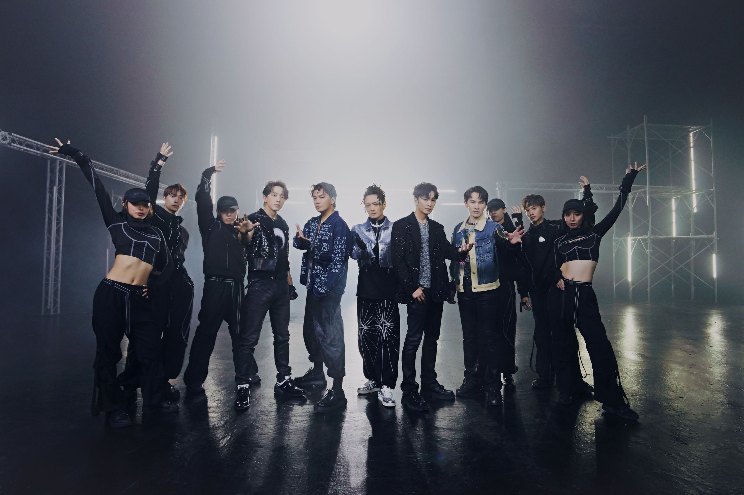 Energy為了〈Here I Am〉的舞蹈段落不同鏡位、服裝與攝影動線的拍攝,Energy反覆重跳舞蹈段落30幾次。(相信音樂提供)