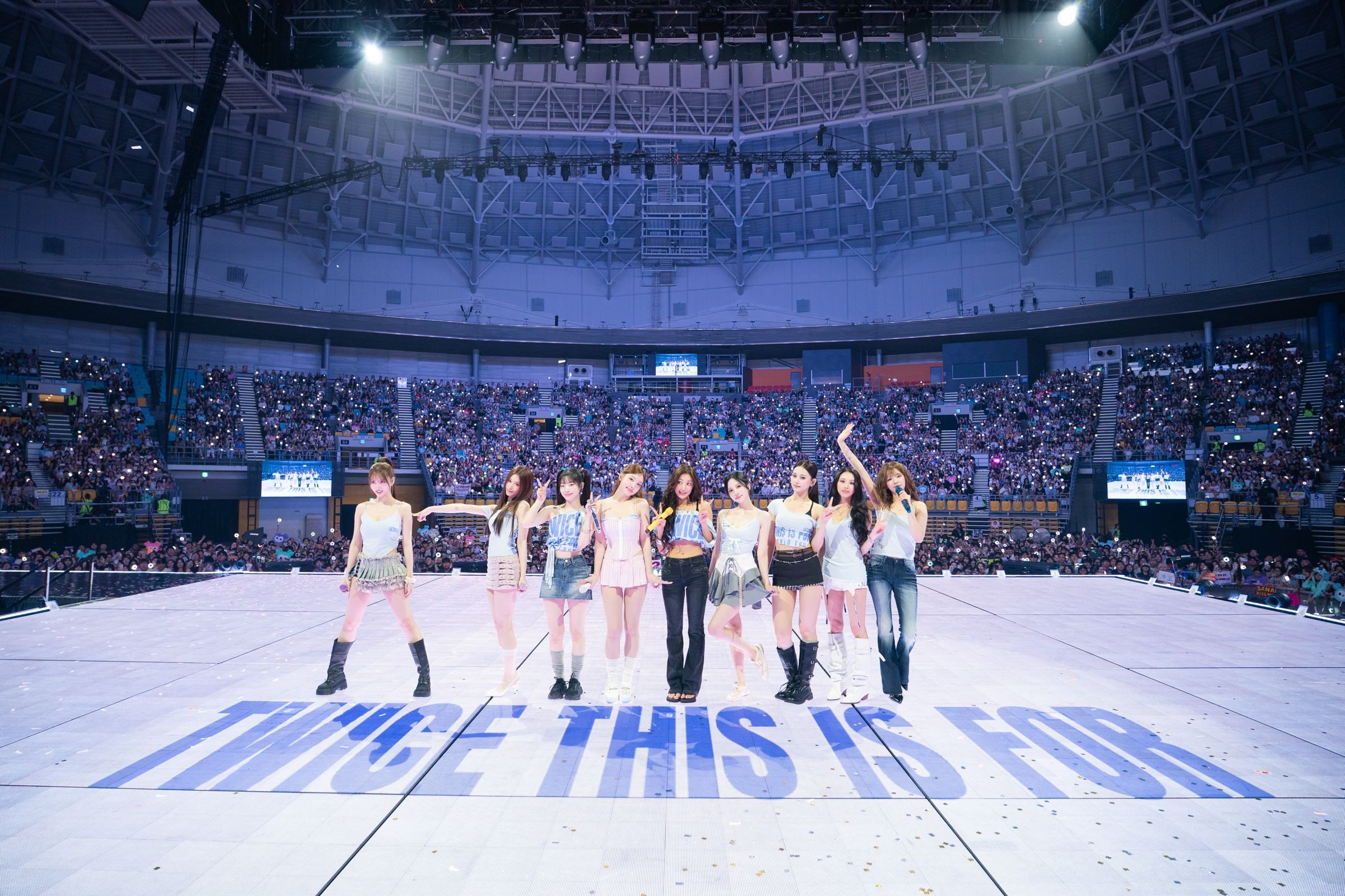 TWICE上周末在首爾完成巡演最終安可場，九人合照彌足珍貴。（翻攝TWICE IG)