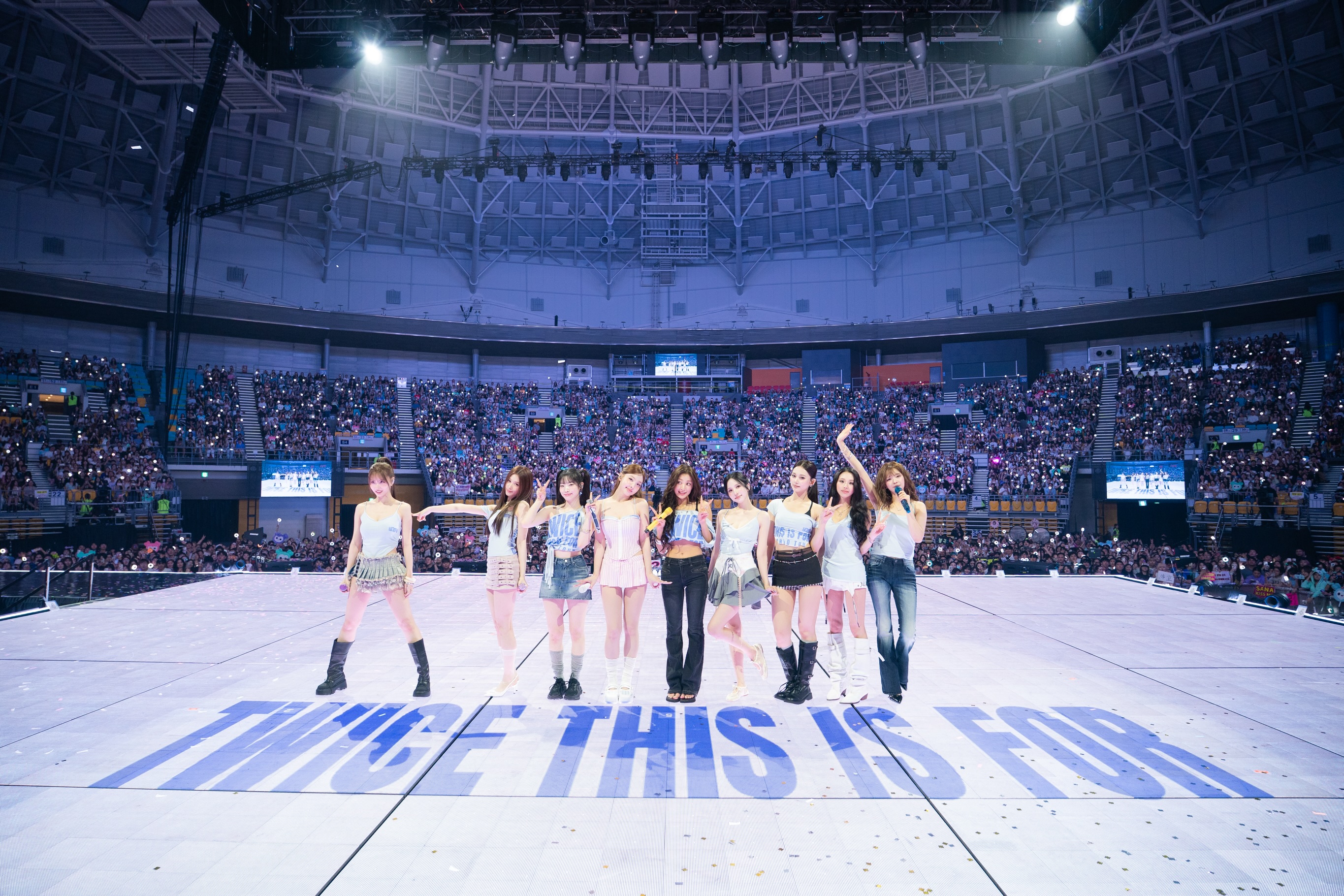 TWICE上周末在首爾完成巡演最終安可場，九人合照彌足珍貴。（翻攝TWICE IG)