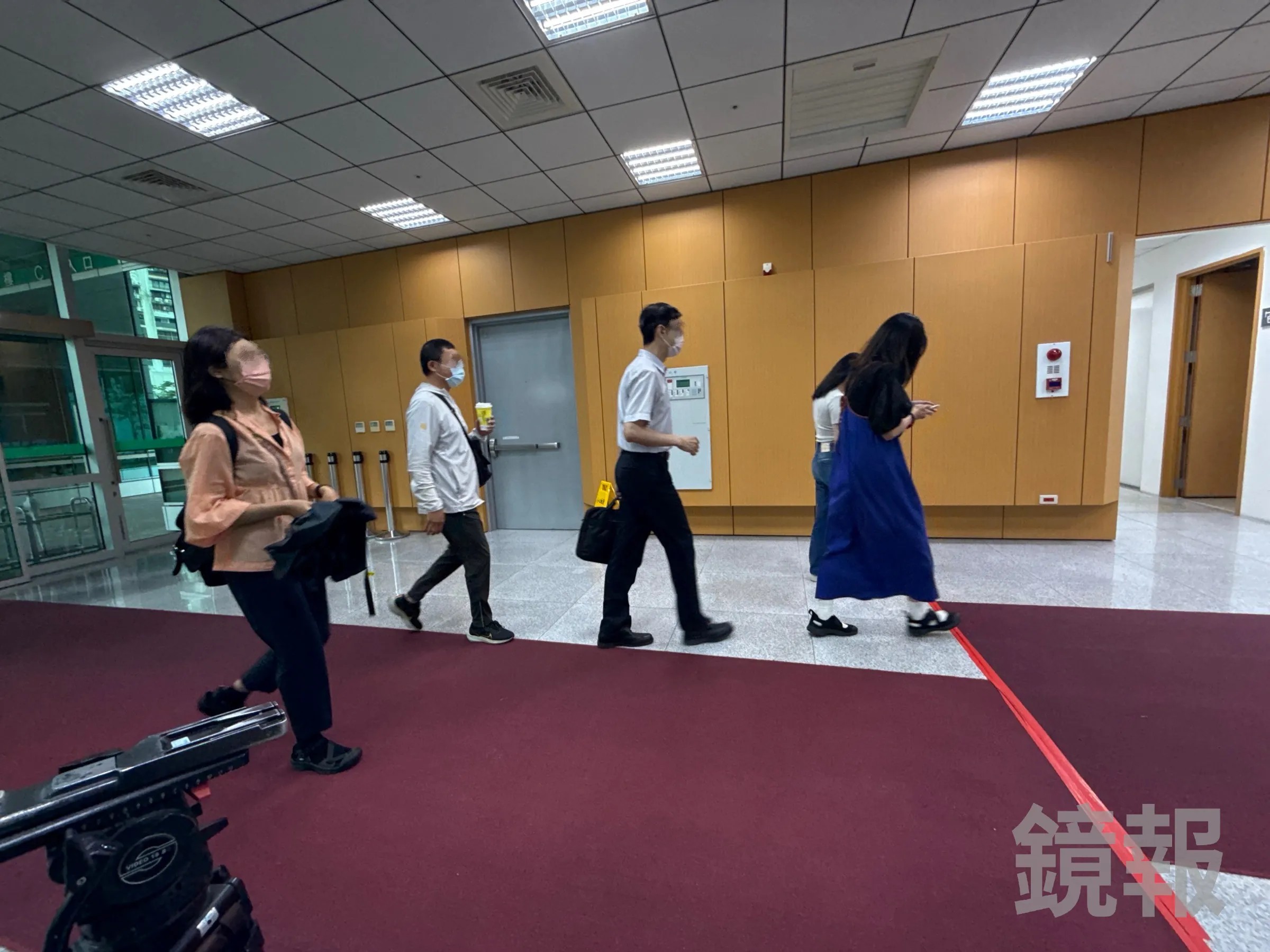 街口支付員工帶著疑似金管會專員進入公司內部。