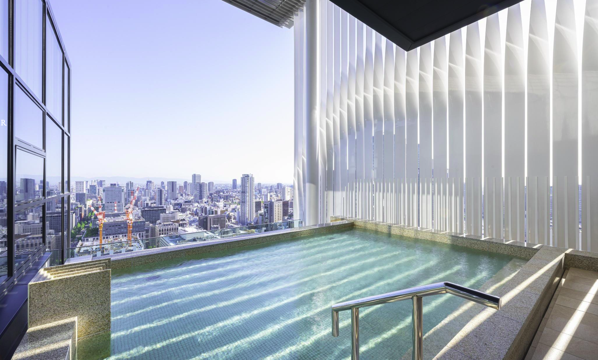 「Candeo Hotels Osaka The Tower」最大亮點為城市裡的高空露天風呂。（Candeo Hotels Osaka The Tower提供）