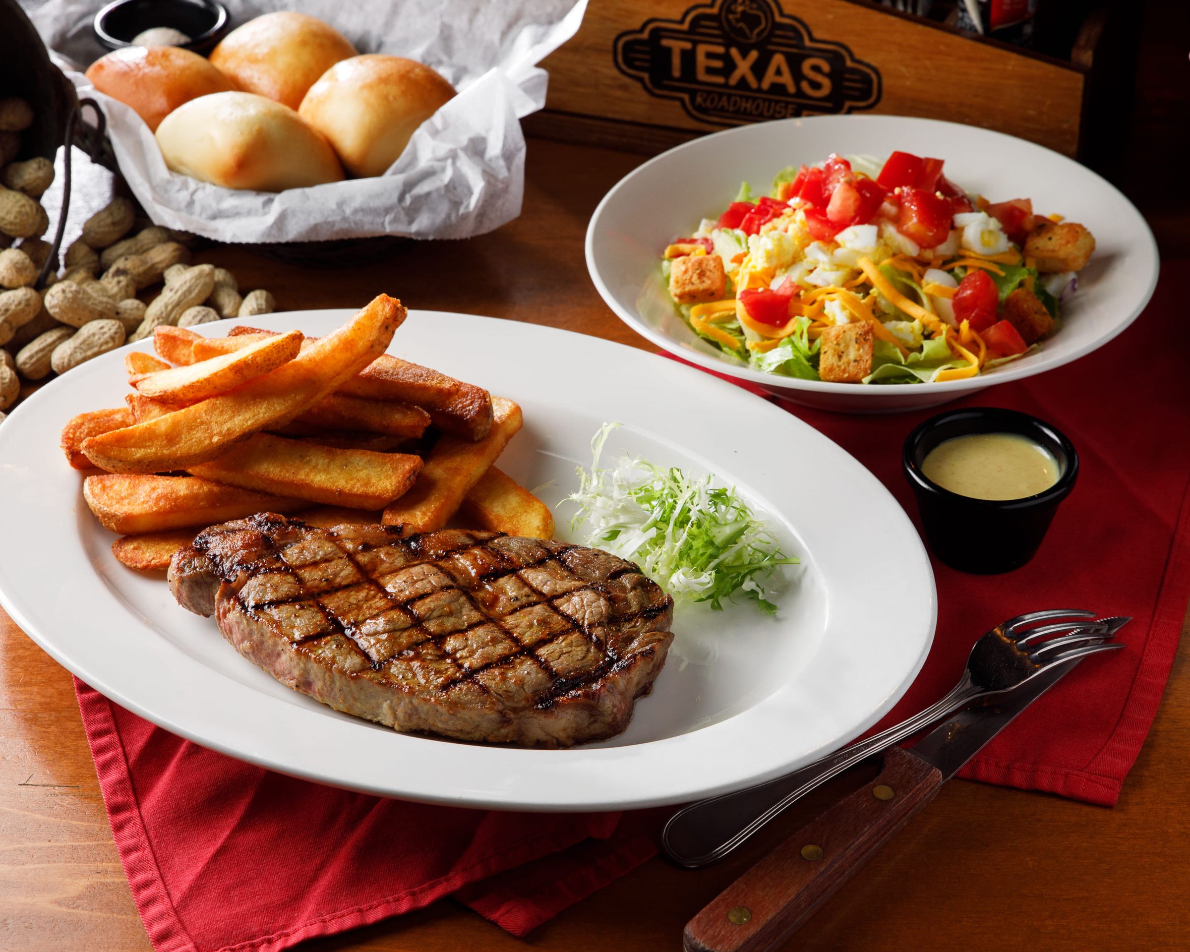 「Texas Roadhouse德州鮮切牛排」主打每日手工鮮切、低溫熟成的高品質美國牛排，今年為了犒賞勞工的辛勞，特別祭出單日限定的「10盎司肋眼」優惠。（開展餐飲提供）