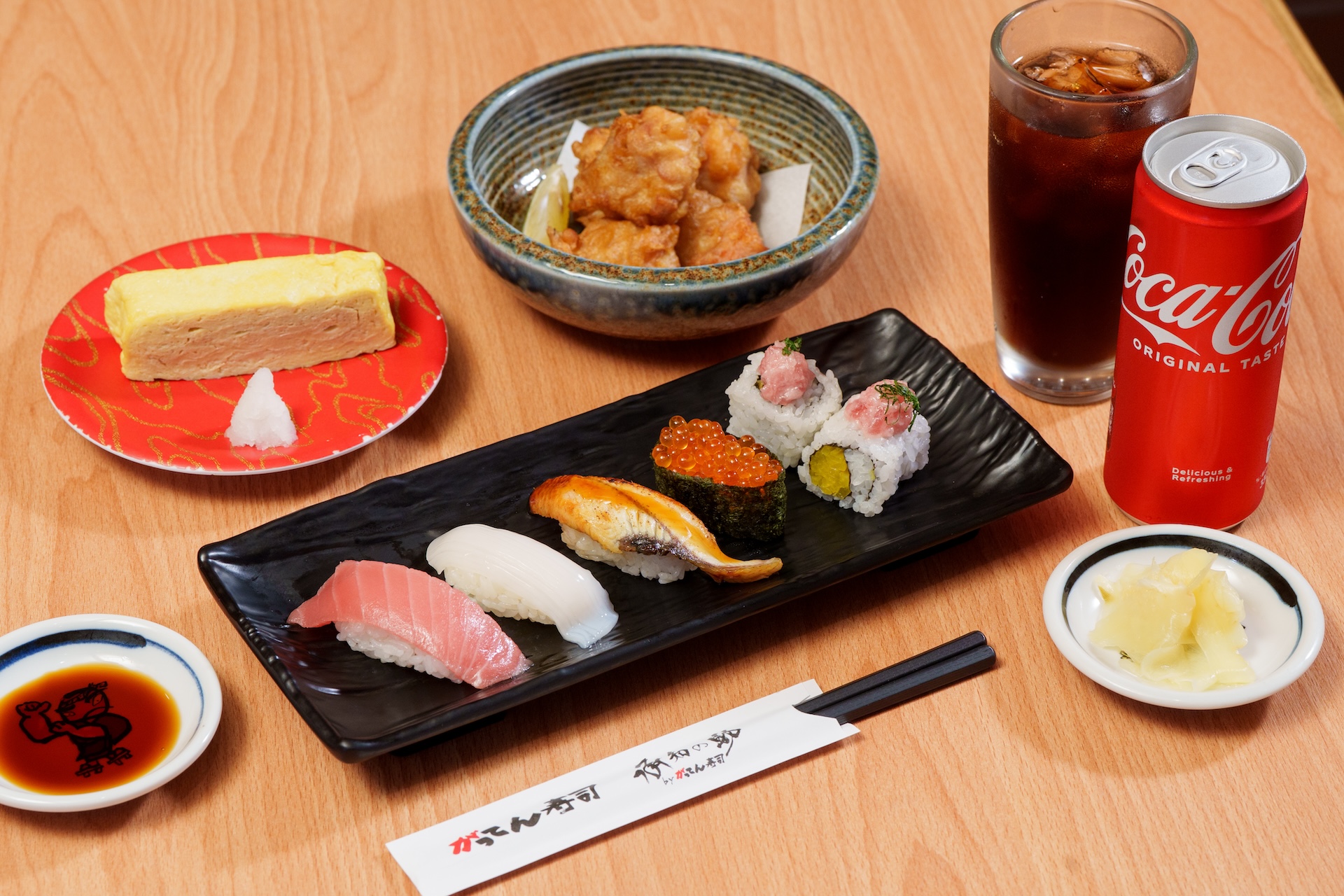 「總料理長私房特選套餐」五貫手握壽司搭配唐揚雞、玉子燒與飲品，活動價 只要520元。（520元／套）（合點壽司提供）