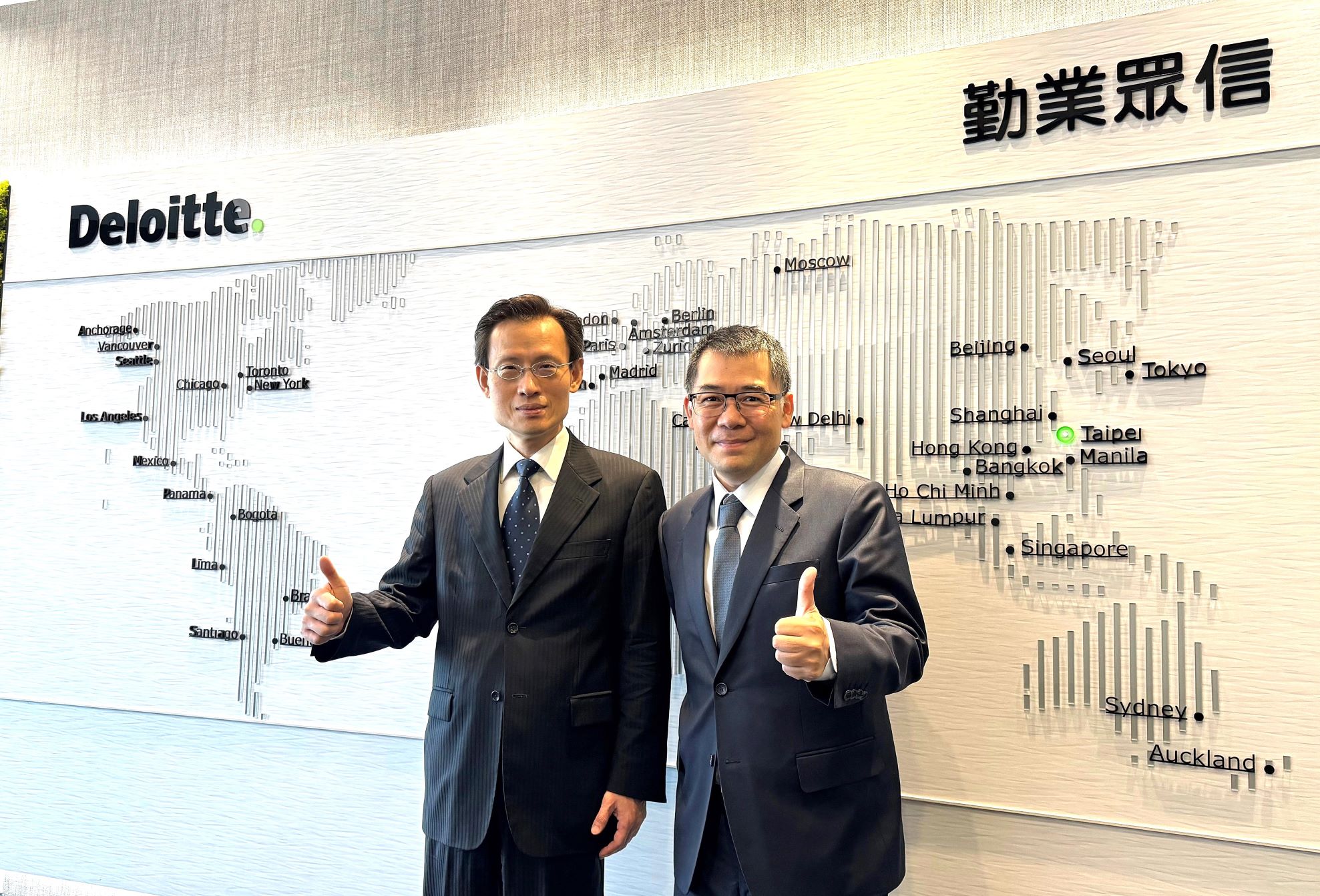 勤業眾信聯合會計師事務所(左為總裁柯志賢))今(26日)宣布成立「亞灣創新服務中心」,攜手進駐南台灣的金融機構,共同打造涵蓋「跨境稅務與法律諮詢、財務解決方案、家族治理與資產傳承」的高端專業服務生態圈。(勤業眾信提供)