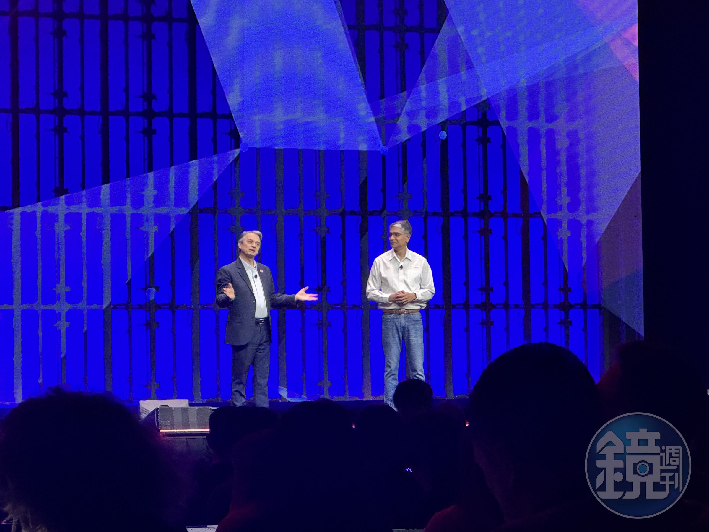 達梭系統執行長Pascal Daloz(右)和SOLIDWORKS研發執行長兼副總裁Manish Kumar(左)一起介紹3位AI虛擬助理。