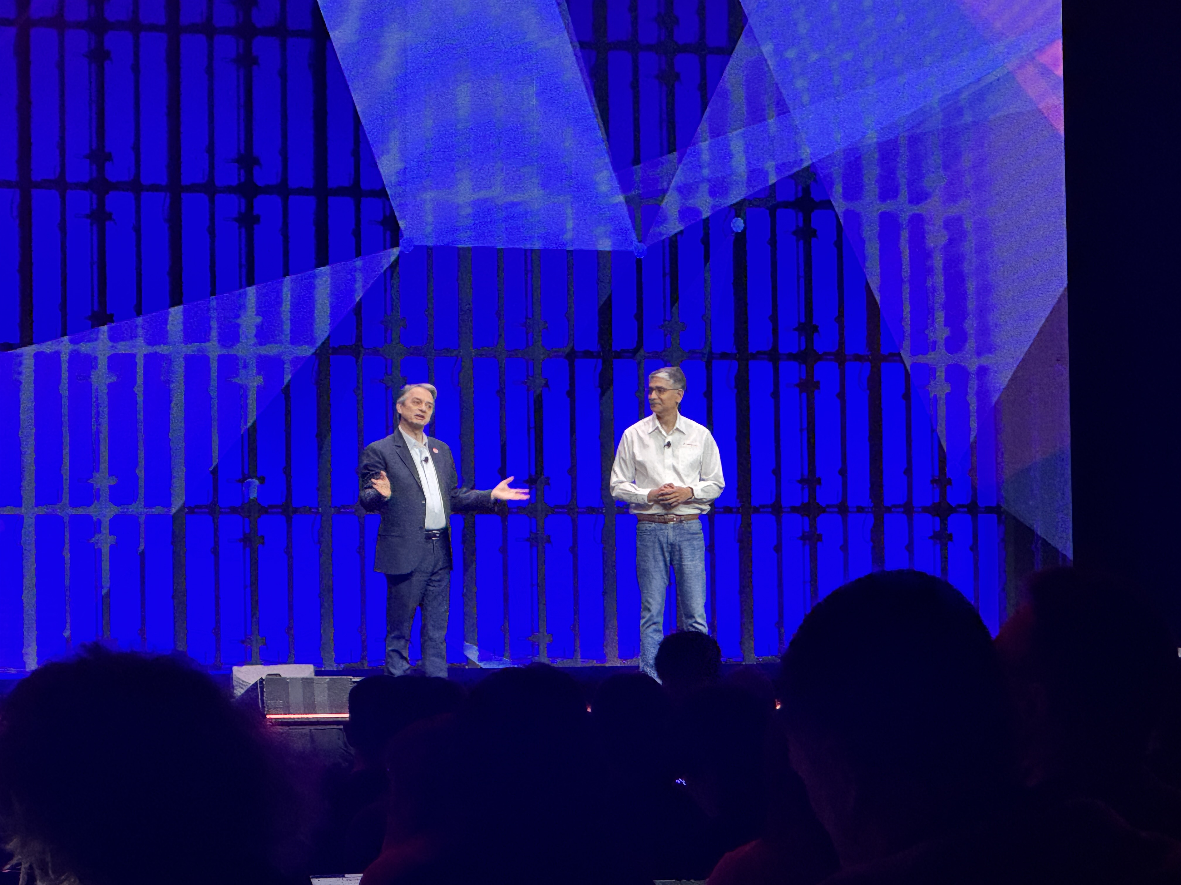 達梭系統執行長Pascal Daloz（右）和SOLIDWORKS研發執行長兼副總裁Manish Kumar（左）一起介紹3位AI虛擬助理。