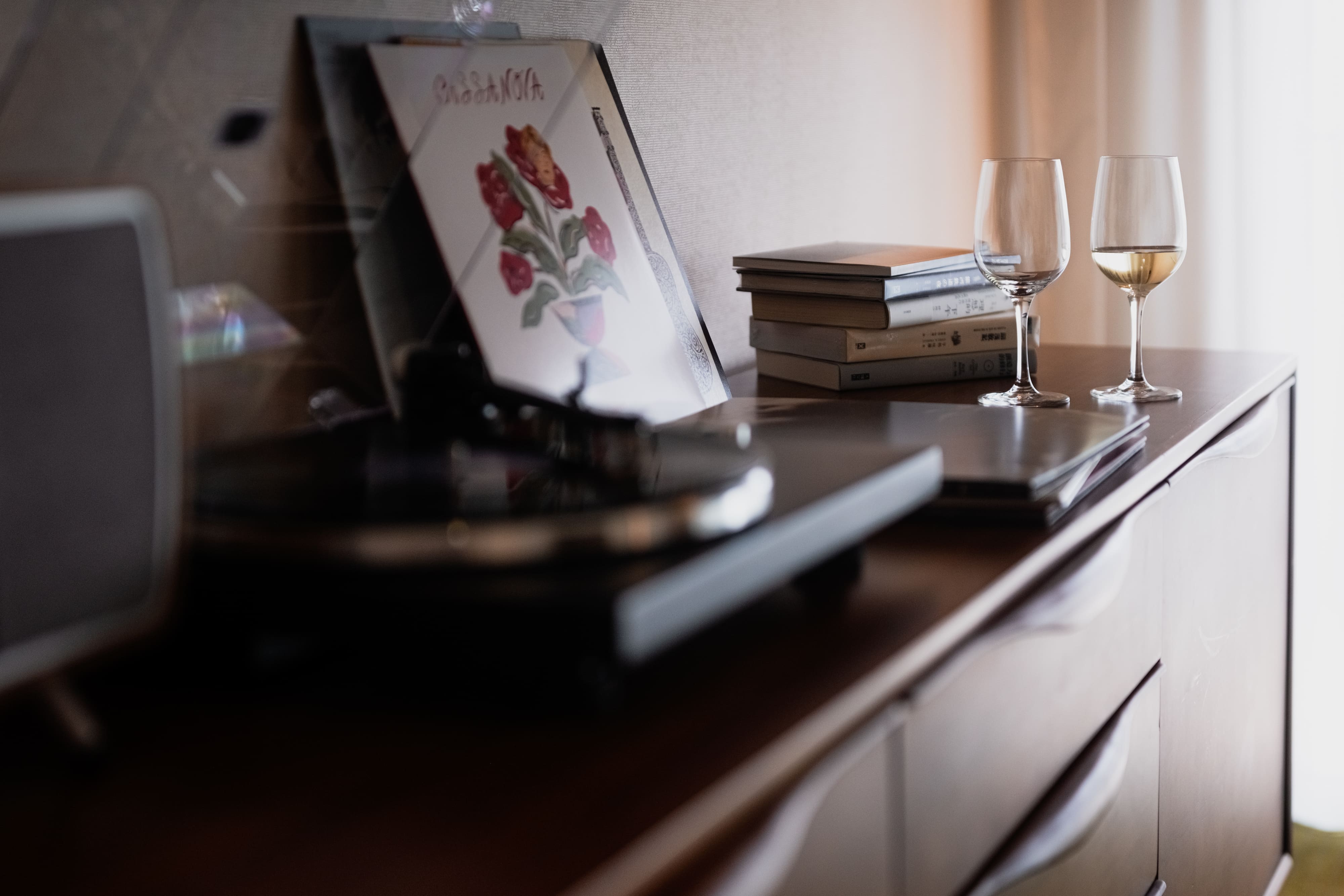 「誠品行旅」在1月26日至3月3日推出「遇見光—24小時微醺圖書館」住房專案，每日限量3間，每晚13,629元。（誠品行旅提供）