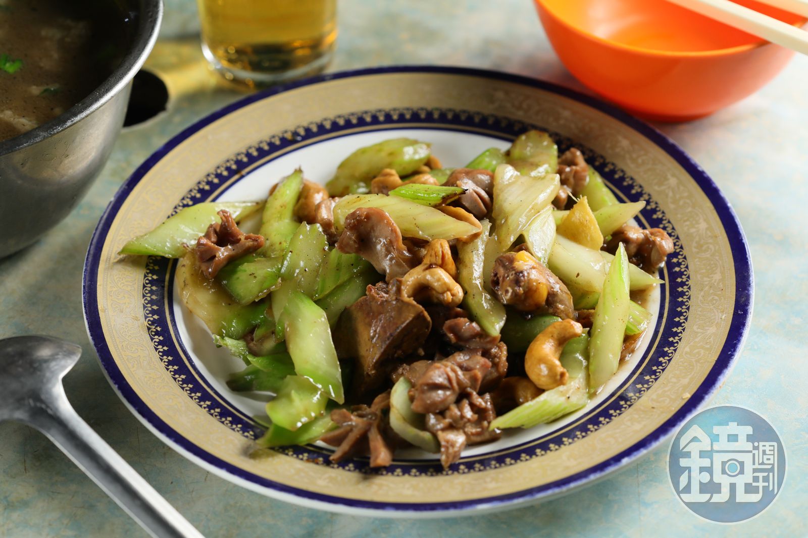 別處少見的「腰果珍肝」，是雞雜與芹菜的快炒組合。（港幣75元／份，約NT$282）