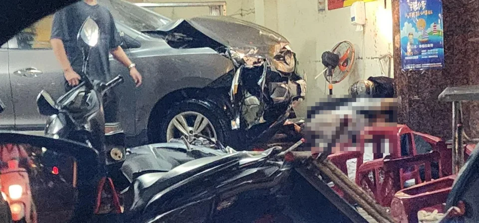 昨晚15歲無照少年駕駛外公的休旅車失控撞進東湖市場的一家臭豆腐攤。（翻攝自臉書 @我是東湖人）